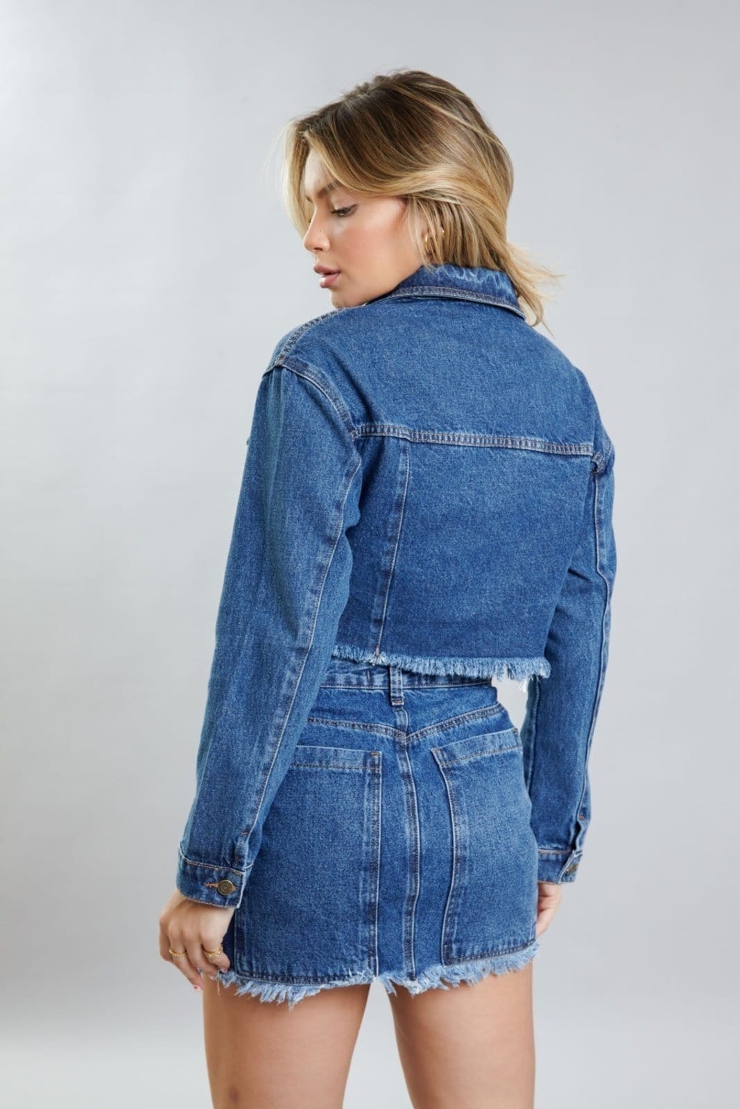 Vista 2 Jaqueta Jeans Cropped Lavagem édia Feminina Dialogo Jeans azul marinho