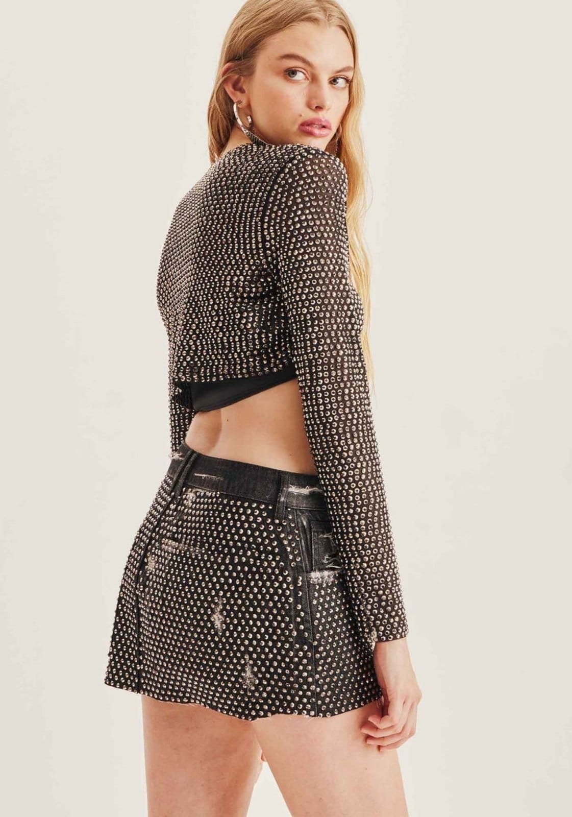 Vista 2 Saia Jeans Mini Low Shine Lança Perfume preto