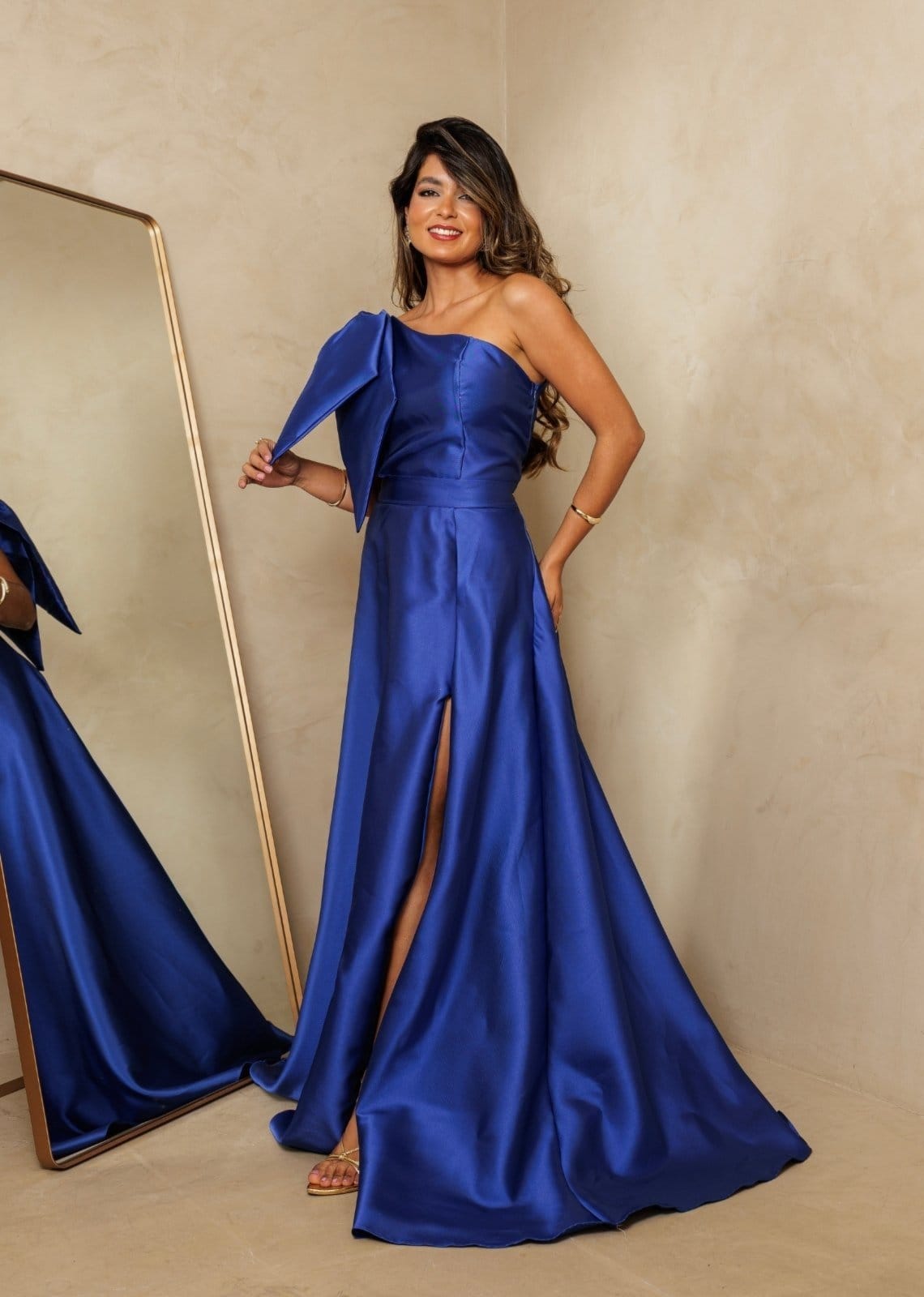 Vista 2 Vestido Longo de Festa Madrinhas um Ombro Máxi Laço com Fenda Acetinado Jejy Royal Cia do Vestido azul