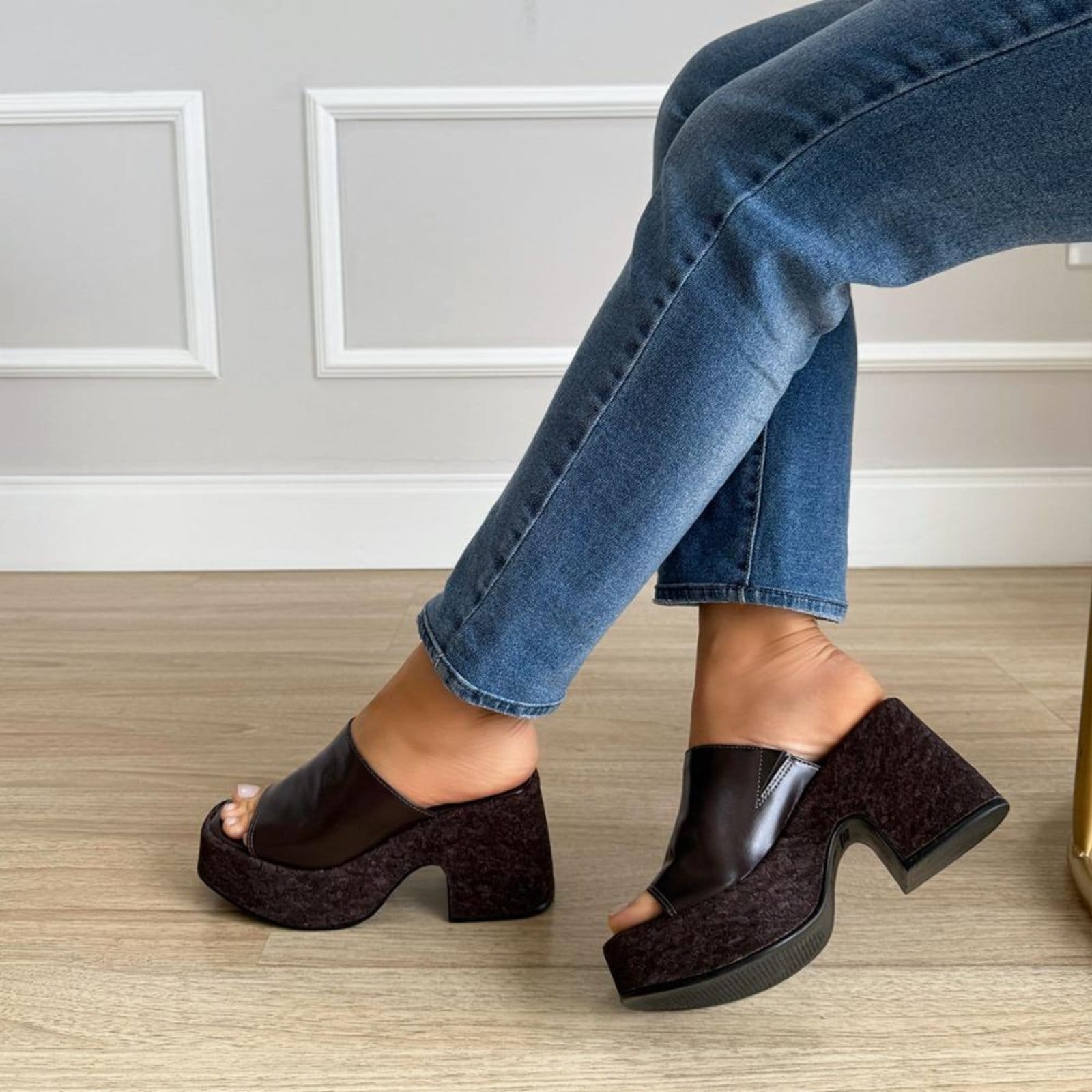 Vista 2 Alicia - Tamanco Plataforma Salto Bloco Solado Cortiça Damannu Shoes marrom