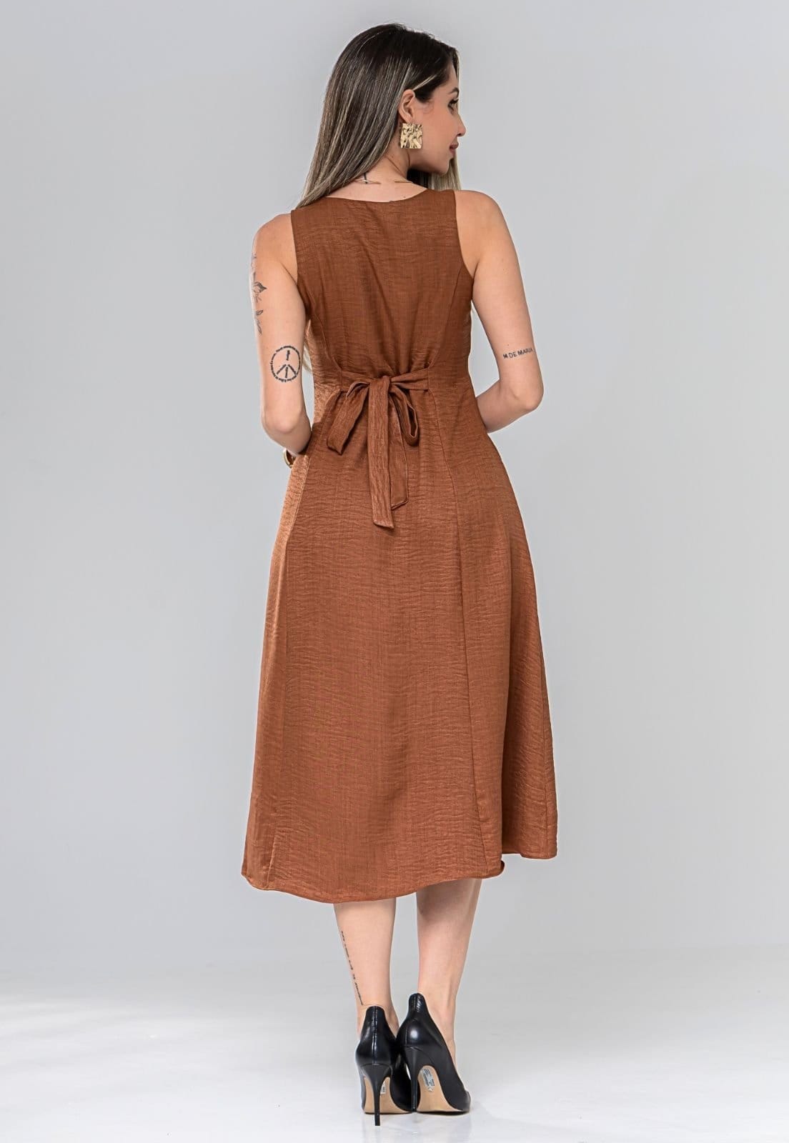 Vista 2 Vestido Mid Regata Fechamento Com Botões Frontais Moda Verão Casual Amarração Ajuste Confortável Docce Mulher marrom