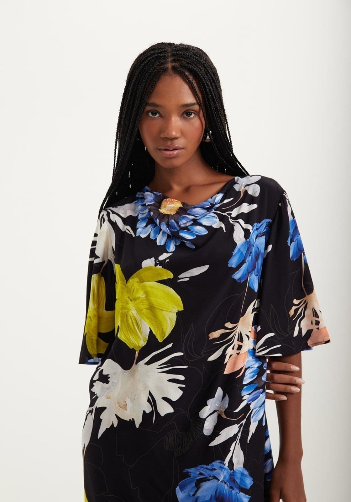 Vestido Curto Estampado Com Decote Degagê E Manga Godê