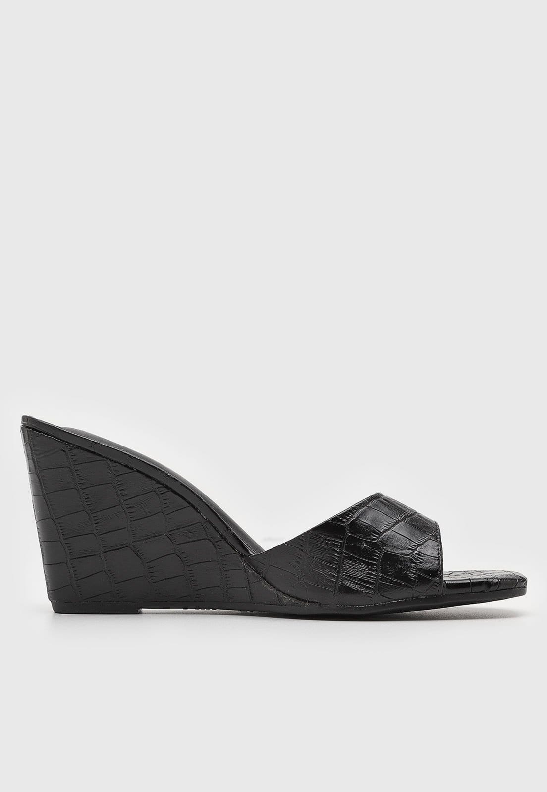 Vista 2 Sandália Feminina Via Marte Salto Anabela Textura Croco Preta VIA MARTE preto