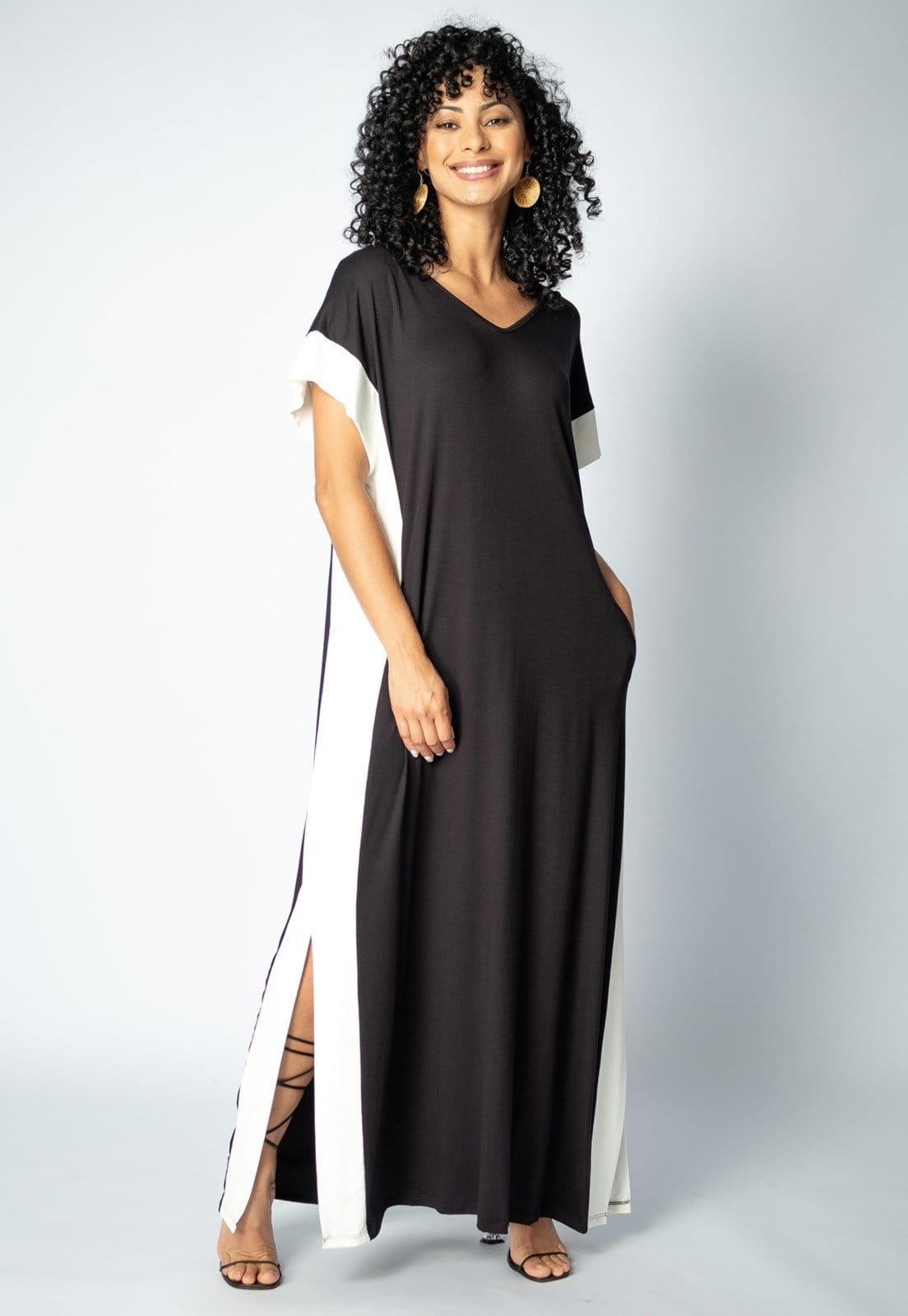 Vista 2 Vestido Bicolor Nheengatu Malha e Amazonia Vital branco/multicolorido/preto