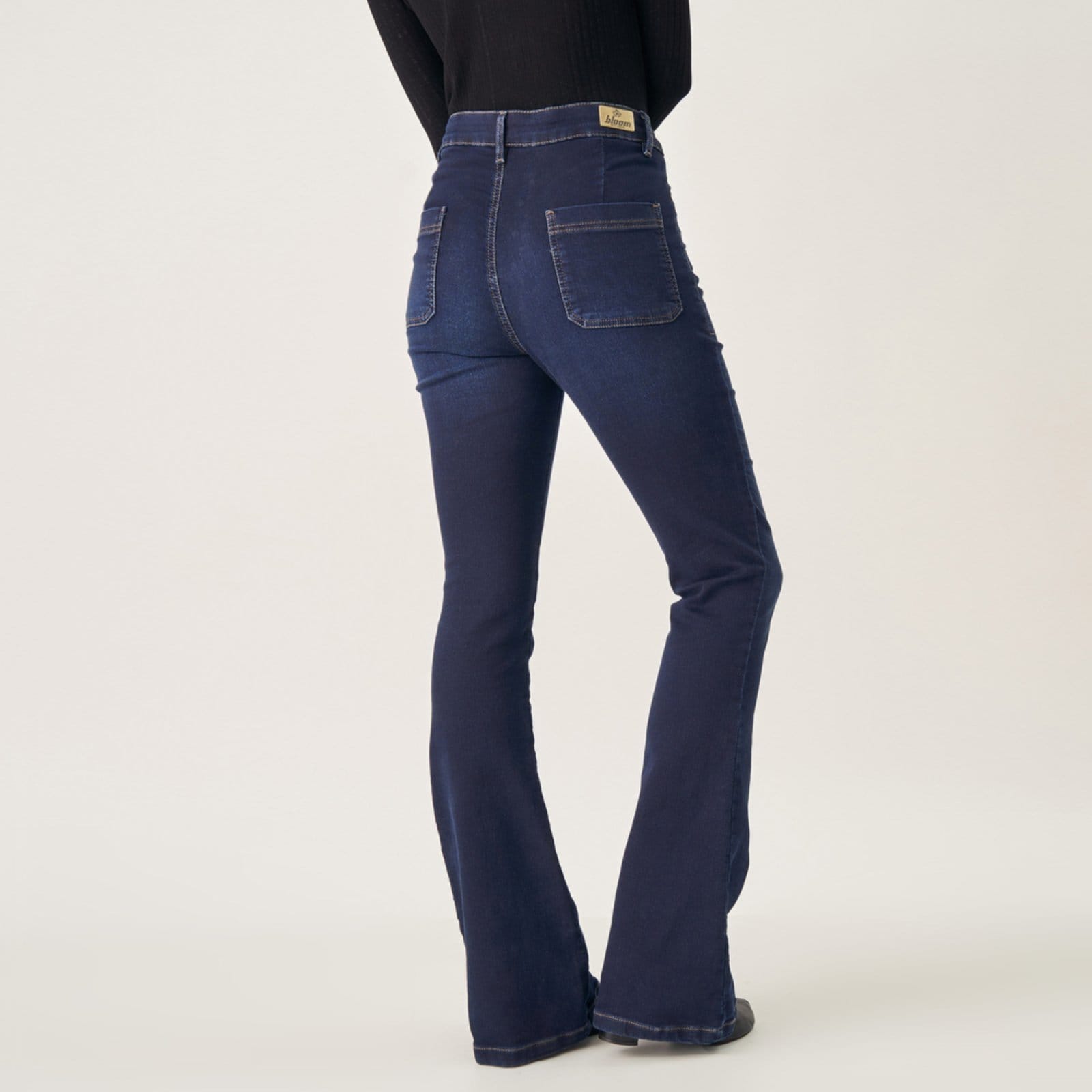 Vista 2 Calça Jeans Color Flare Taty Cintura Alta Bolsinhos Bloom azul marinho