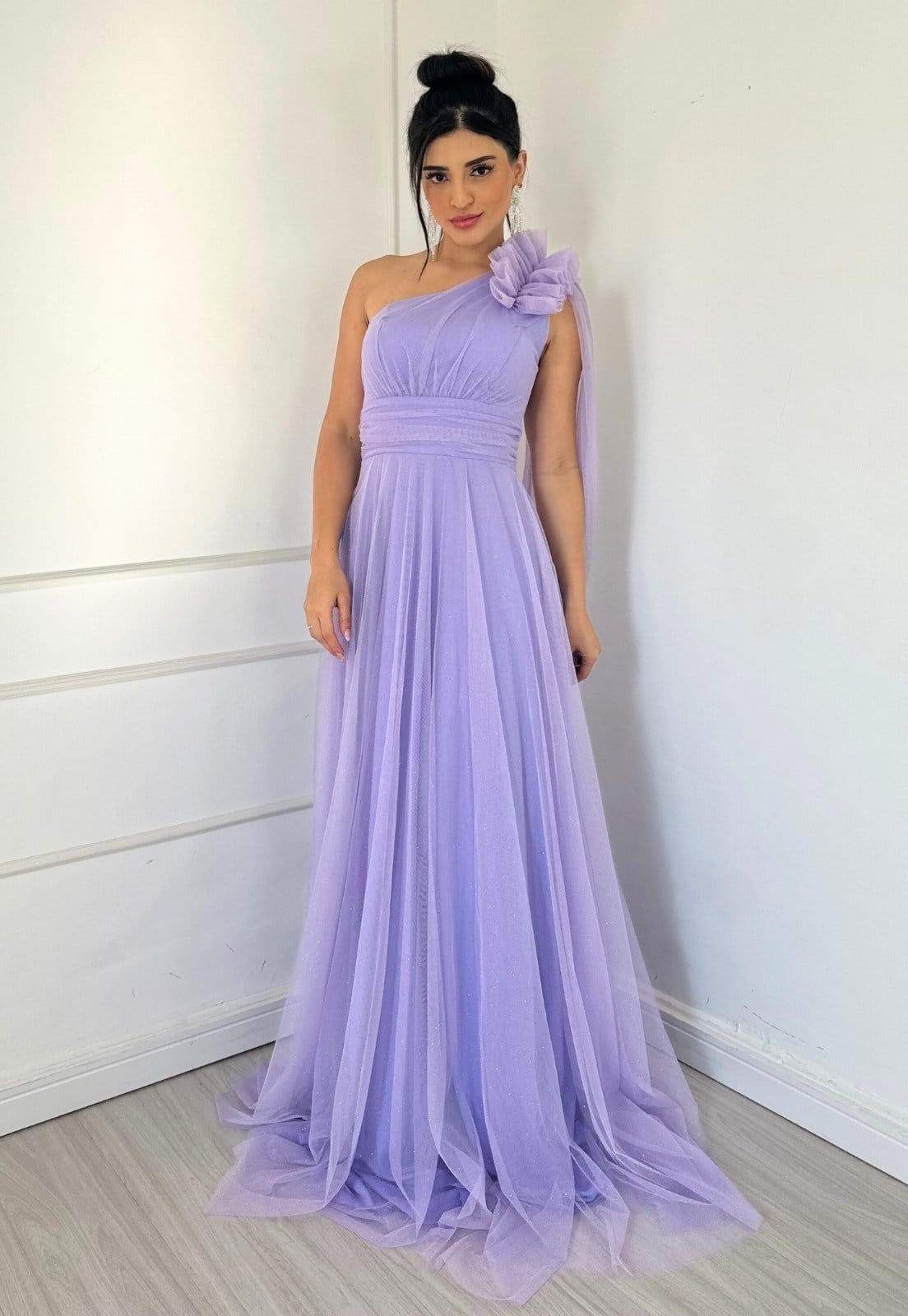Vestido Longo de Festa um Ombro com Detalhe de Mangas Soltas Ligiane Lavanda Lilás
