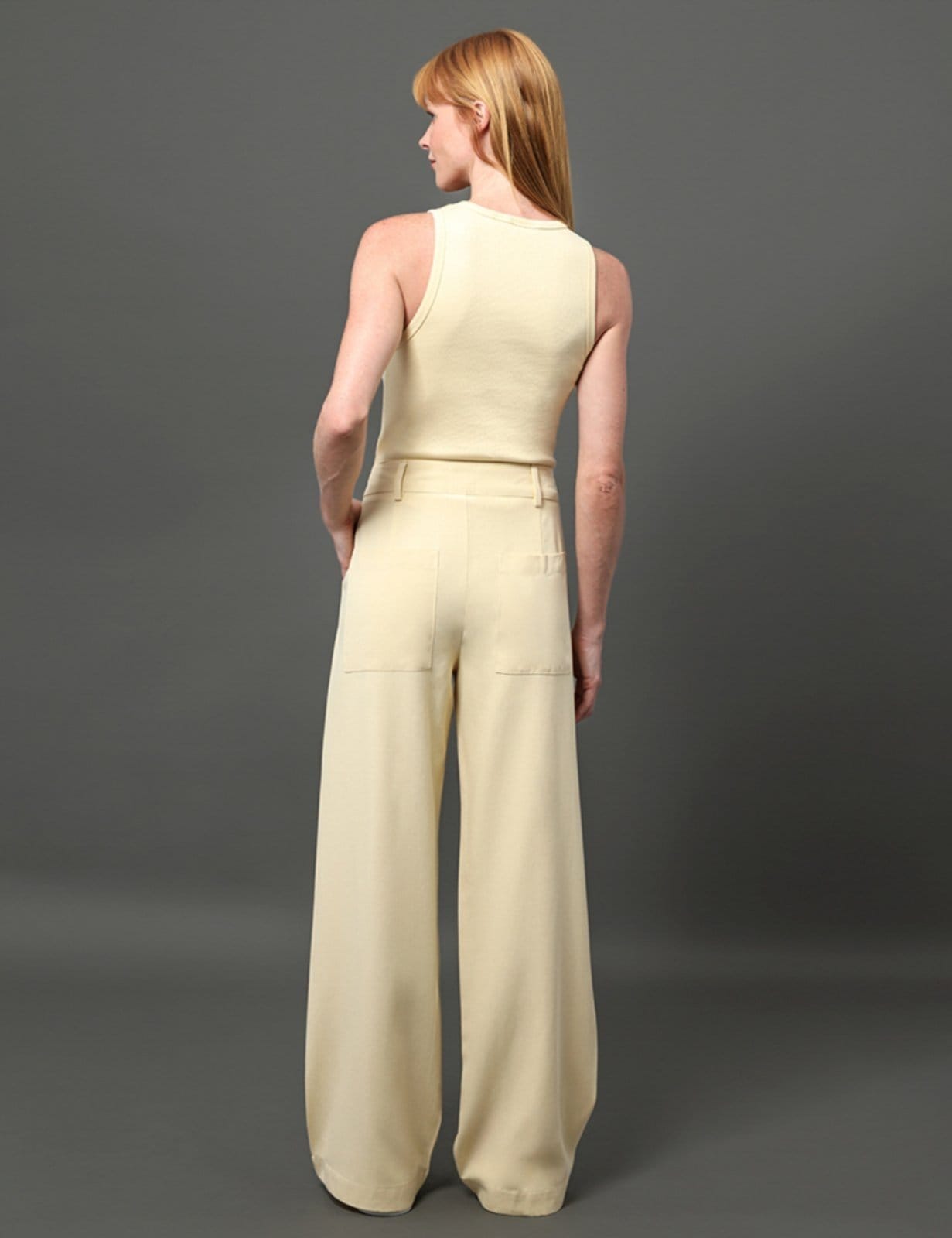 Vista 2 Calça Feminina Pantalona Linho Misto Calvin Klein Manteiga Calvin Klein Jeans amarelo