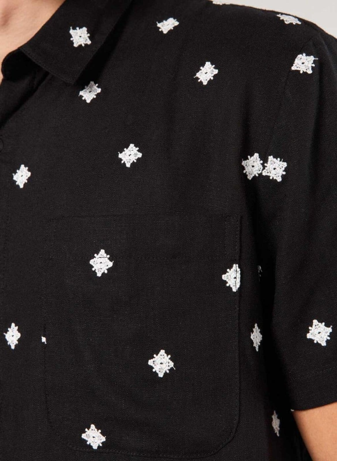 Vista 2 Camisa Comfort Linho Preta Bordado Youcom preto