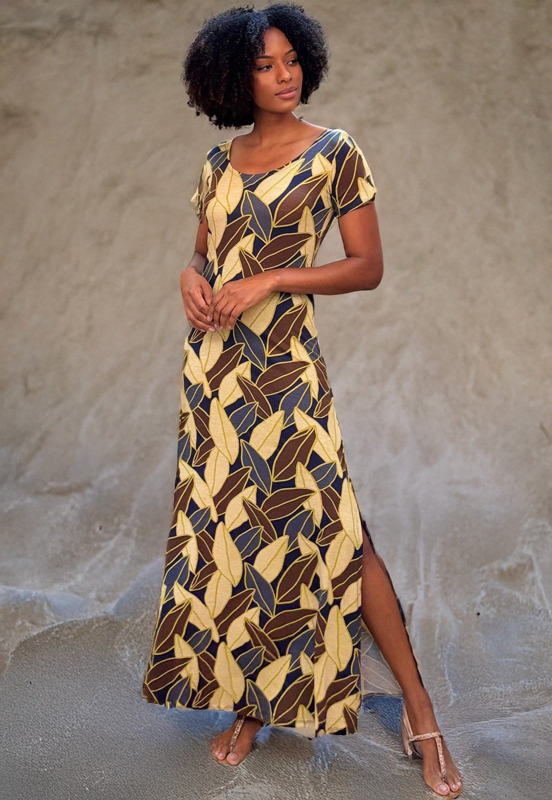 Vista 2 Vestido Longo Malha Gola Canoa Manga Curta Estampa Folhas de Outono Cabanafree amarelo/azul/estampado/marrom