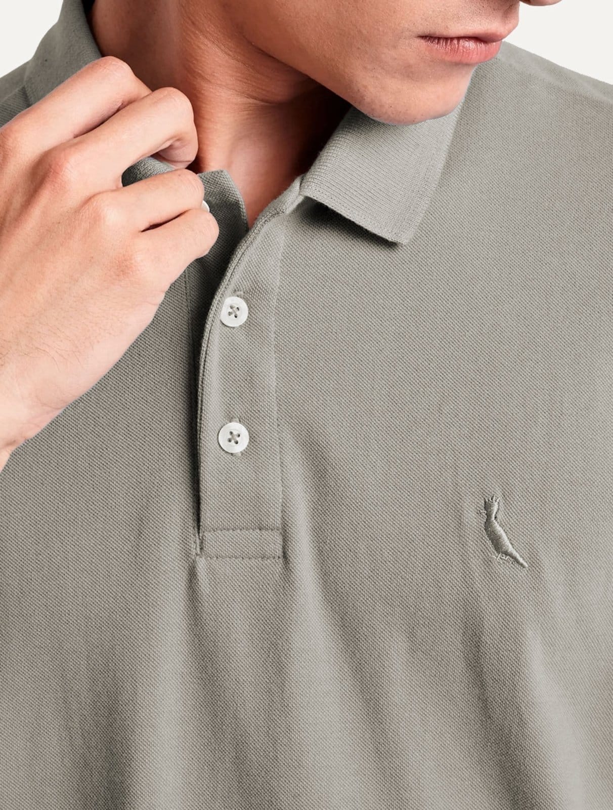 Vista 2 Polo Reserva Masculina Piquet Clássica Reserva cinza