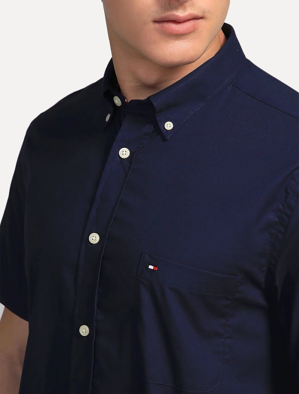 Vista 2 Camisa Tommy Hilfiger Masculina Manga Curta Regular Pocket Poplin Tommy Hilfiger azul marinho