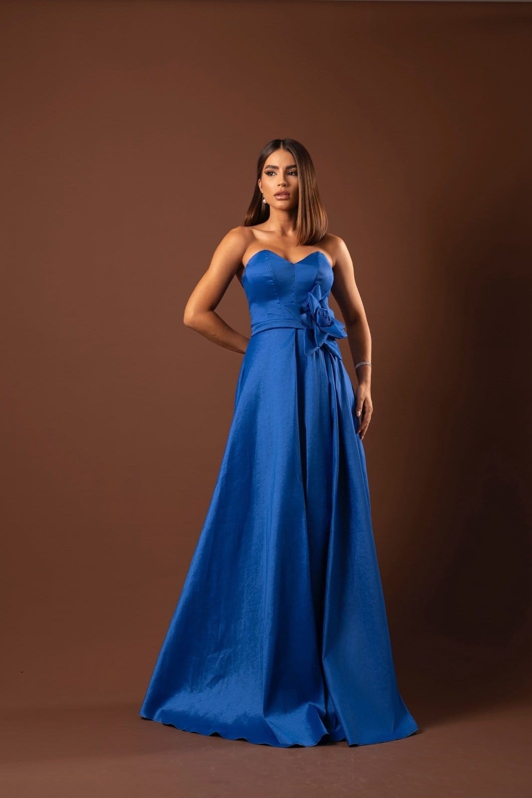 Vestido Longo de Festa Madrinhas Tomara que Caia com Flor Lateral Saia em A Marlenne Azul Royal