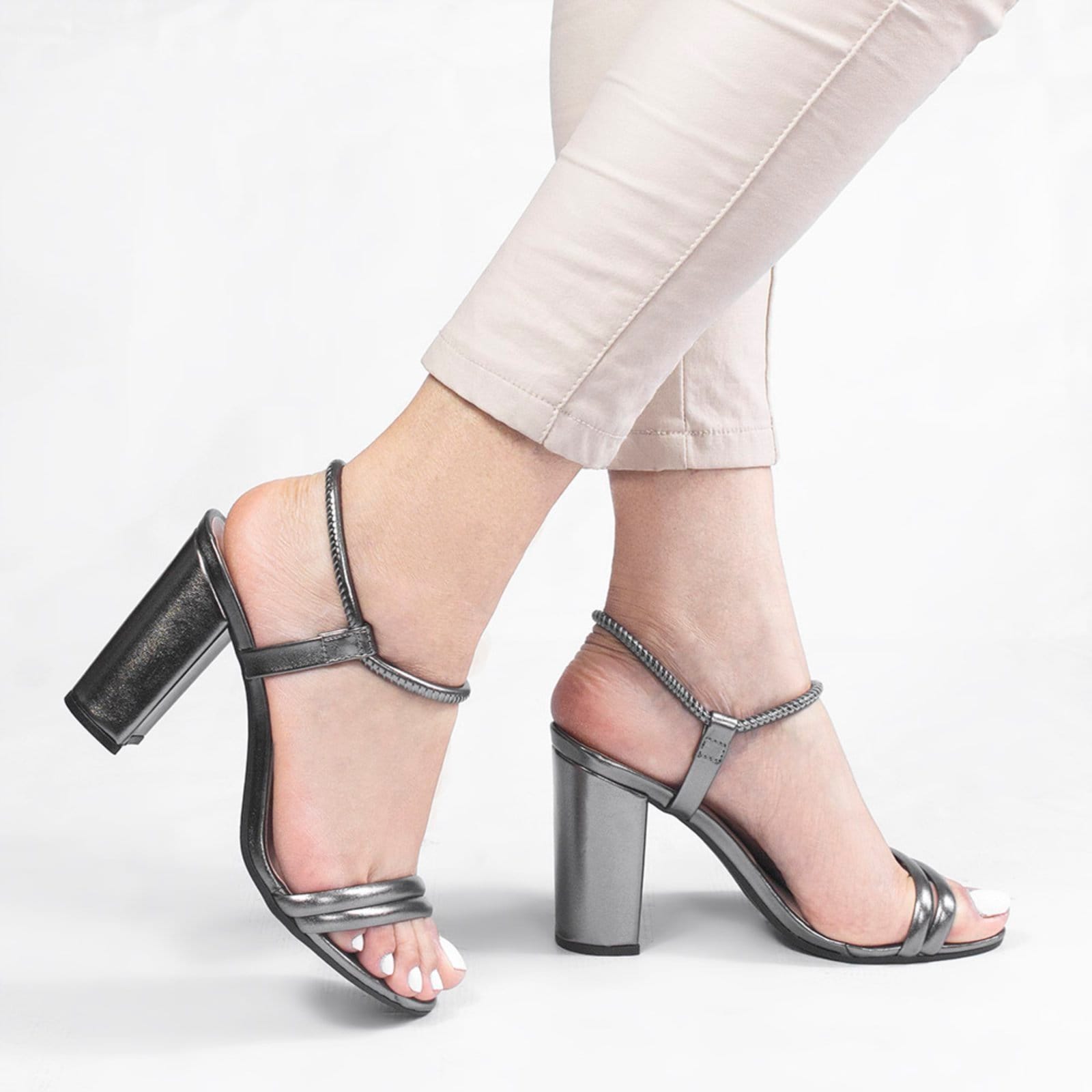 Vista 2 Sandália Zatta Salto Bloco Tubinho Chumbo ZATTA cinza