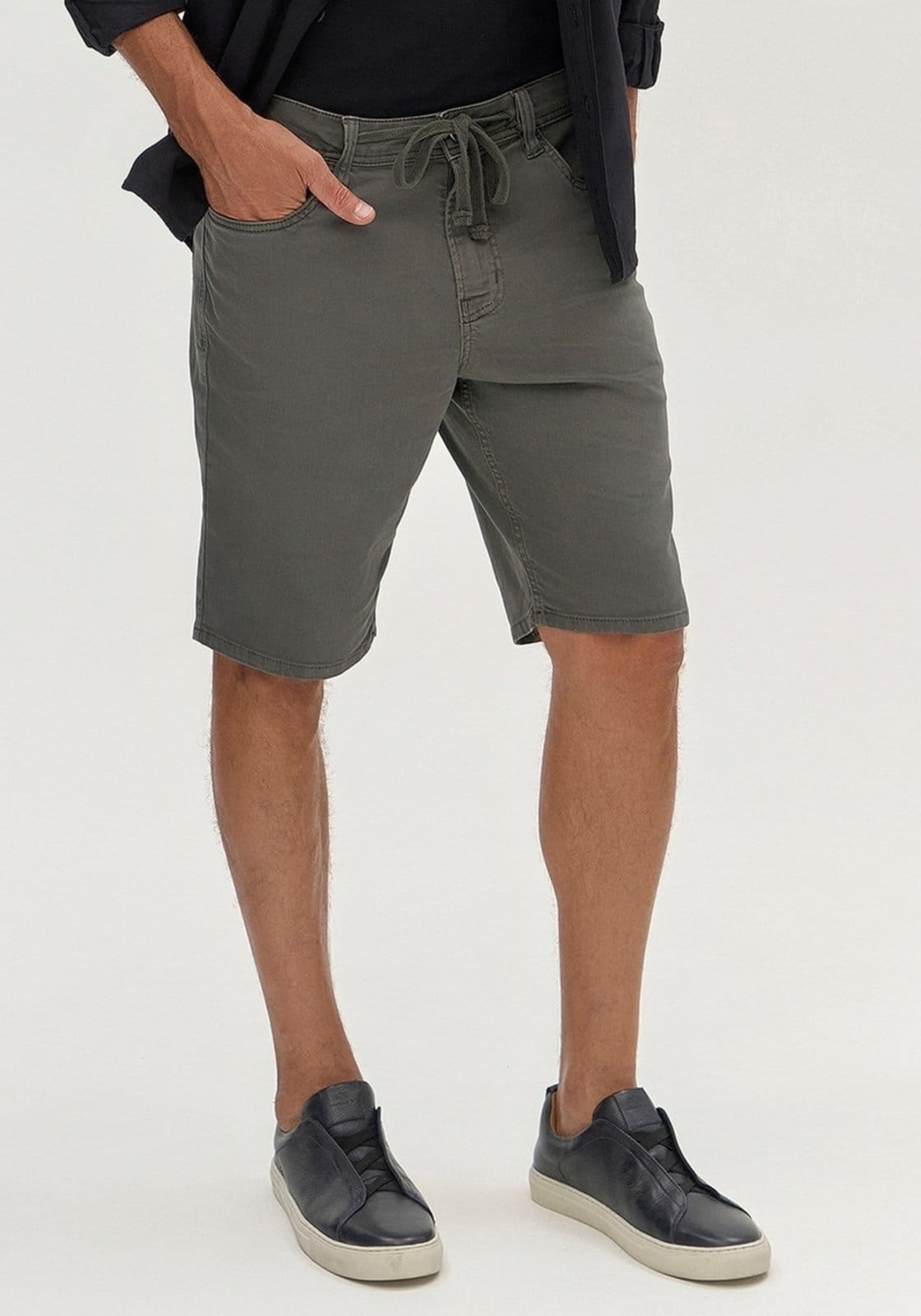 Vista principal Bermuda Sarja Masculina Reta com Cadarço Hangar 33 cinza