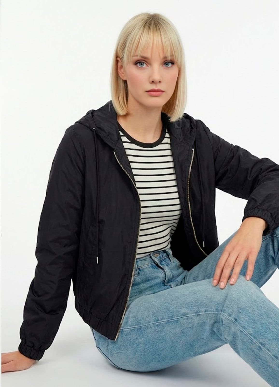 Jaqueta Preta Forrada com Capuz e Bolsos Sob Bomber