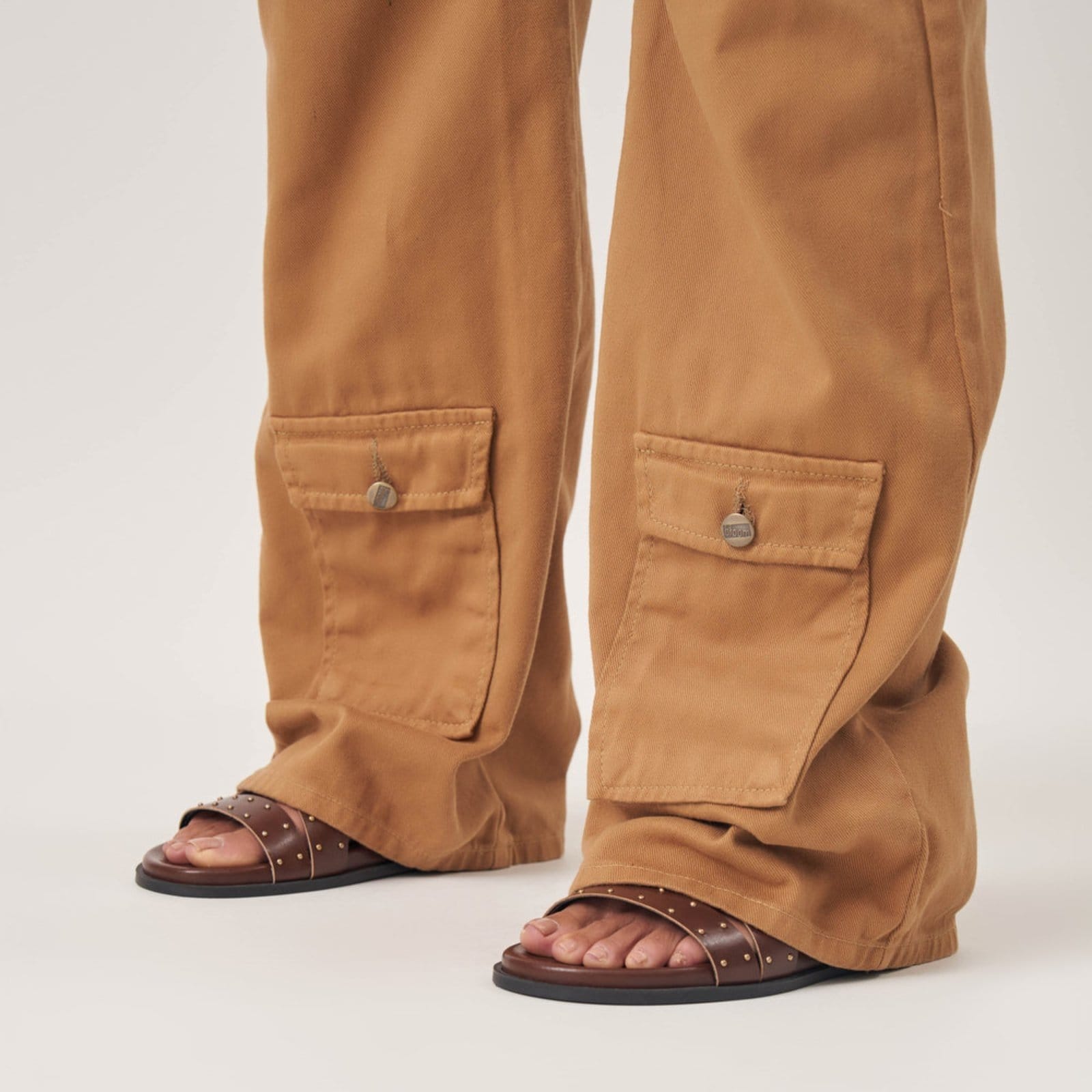 Vista 2 Calça Jeans Color Wide Leg Cintura Alta Múltiplos Bolsos Caqui Chique Bloom bege/cáqui caqui