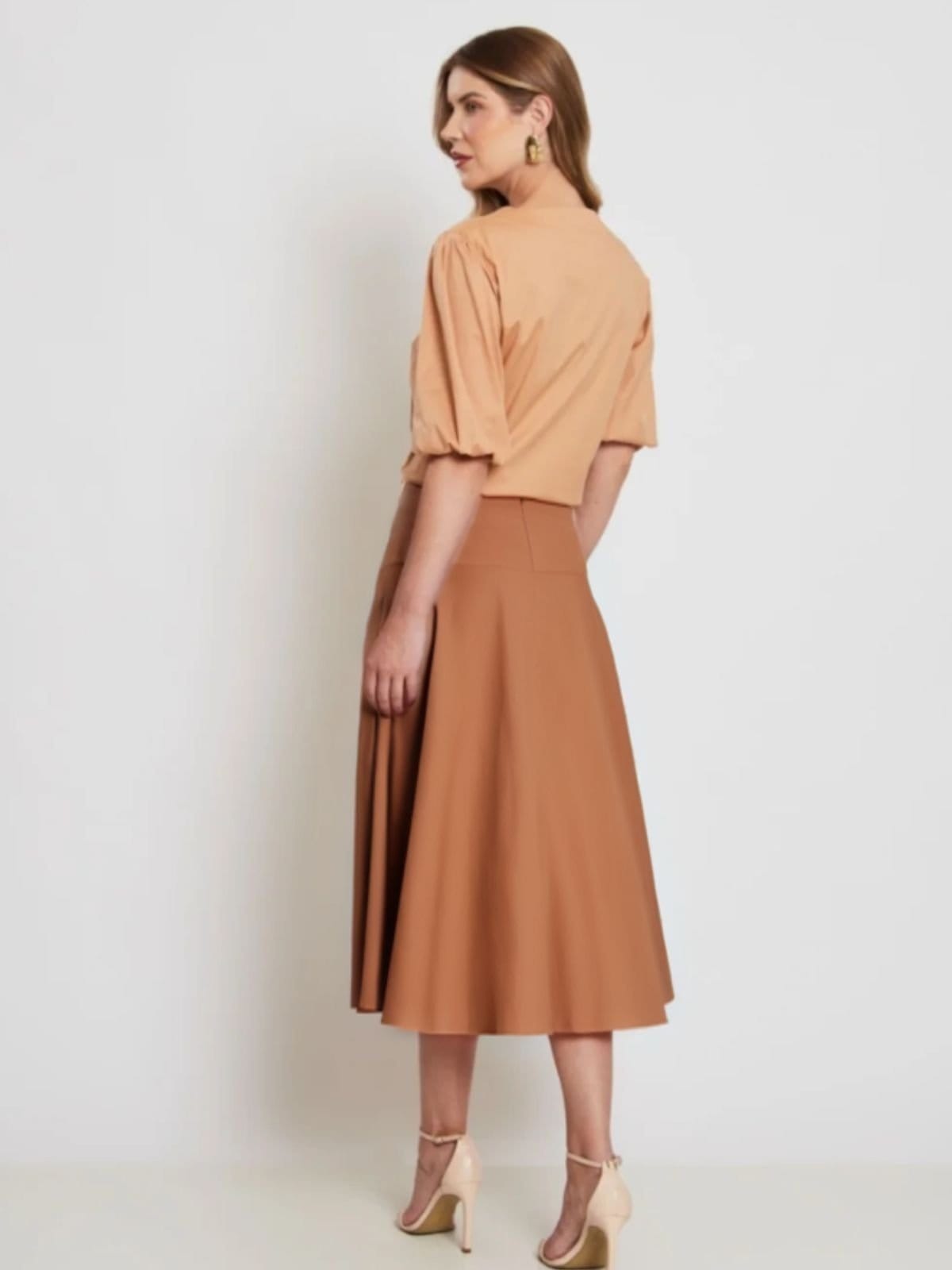 Vista 2 Saia Via Lessa Atlanta Midi Modelagem Evasê Terracota Via Lessa caramelo