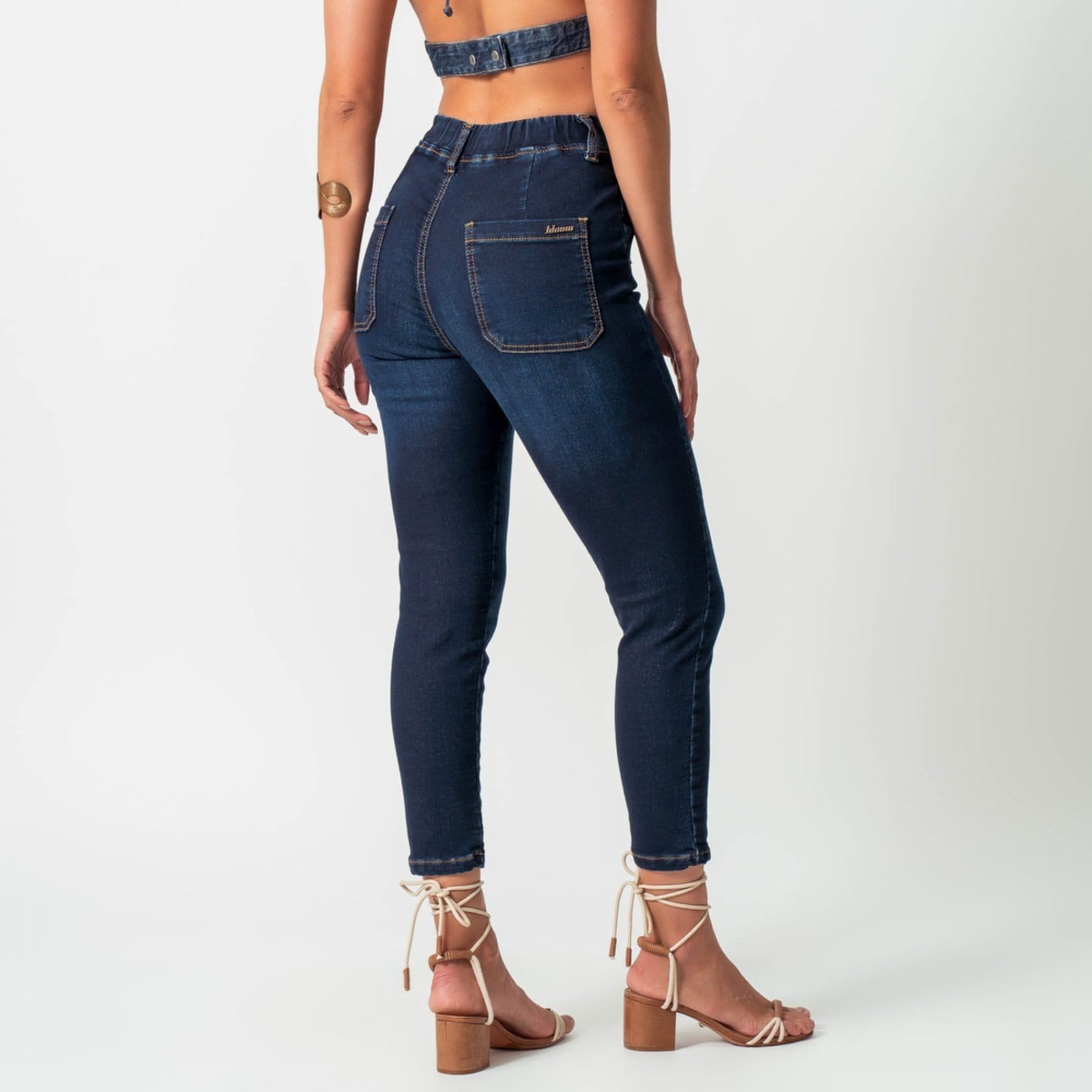 Vista 2 Calça Capri Jeans Confort Cintura Alta Bolso-Faca Bloom azul marinho