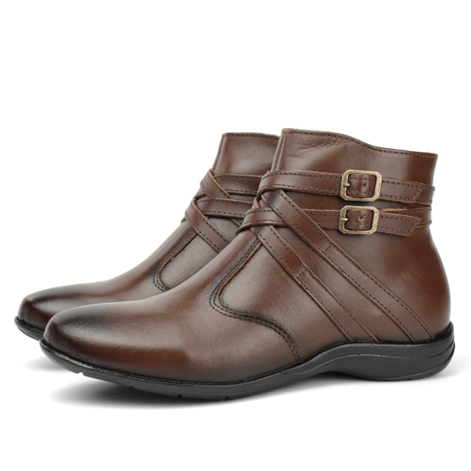 Bota Casual Couro Feminina Solado Rasteiro Cano Curto Zíper Lateral Tiras Fivela Pinhão