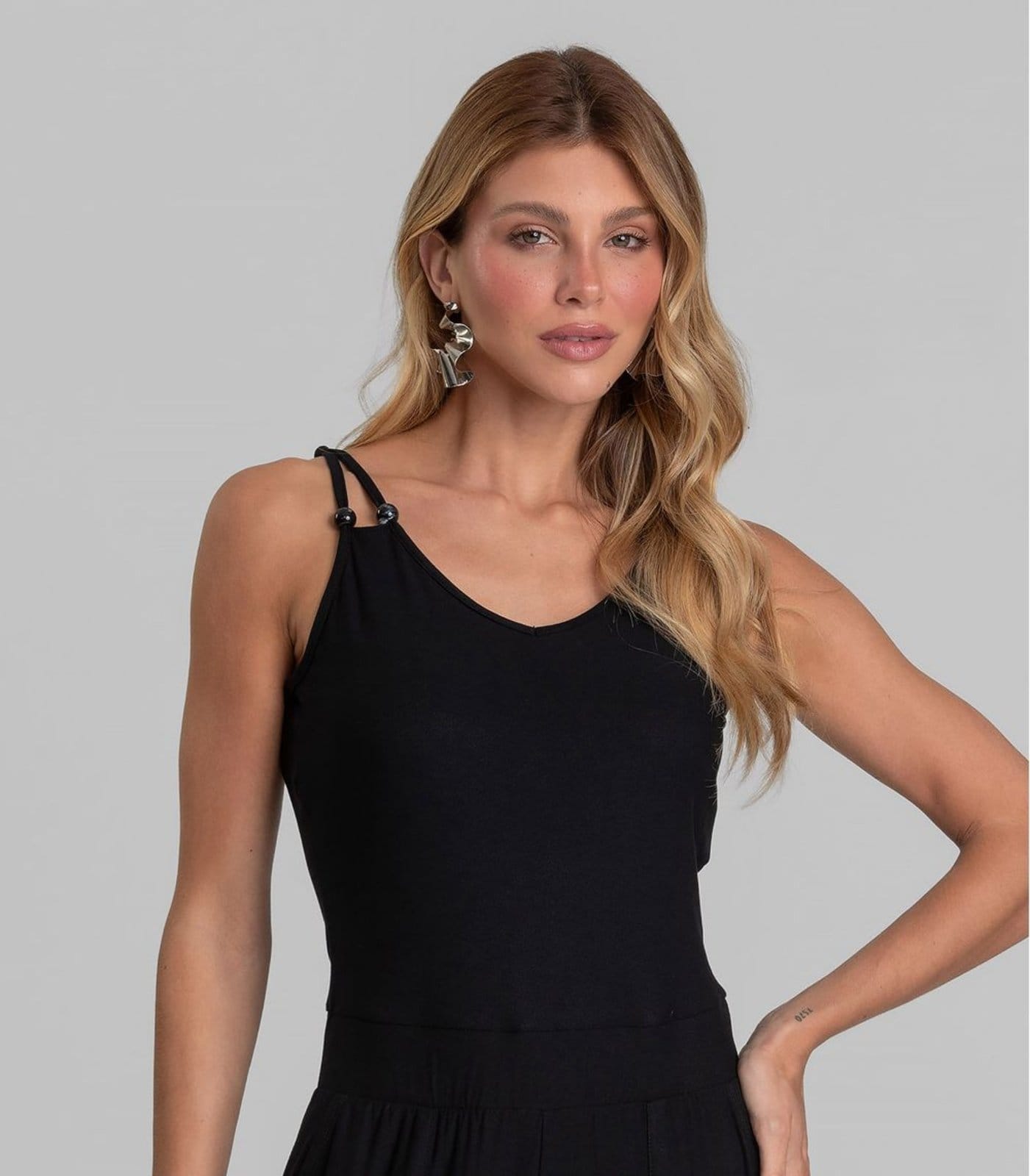 Vista 2 Macacão Feminino Decote em V Dianna Dianna preto