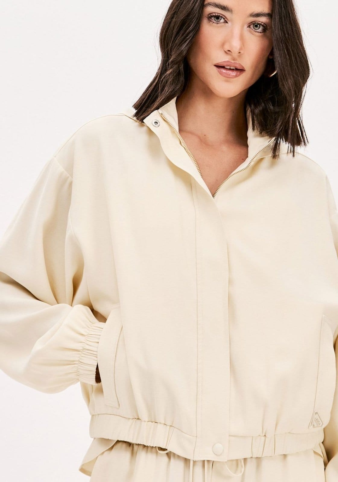 Jaqueta Com Capuz E Bolsos - 2