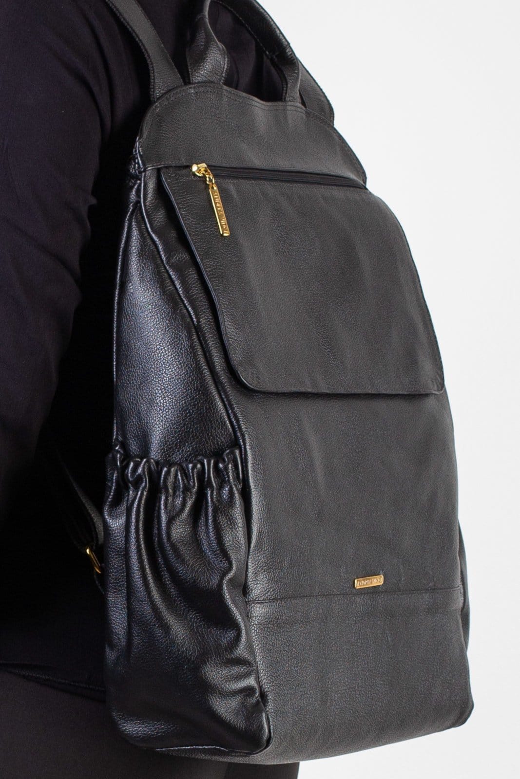 Vista 2 Mochila antifurto grande de couro liso Suzana Andrea Vinci preto