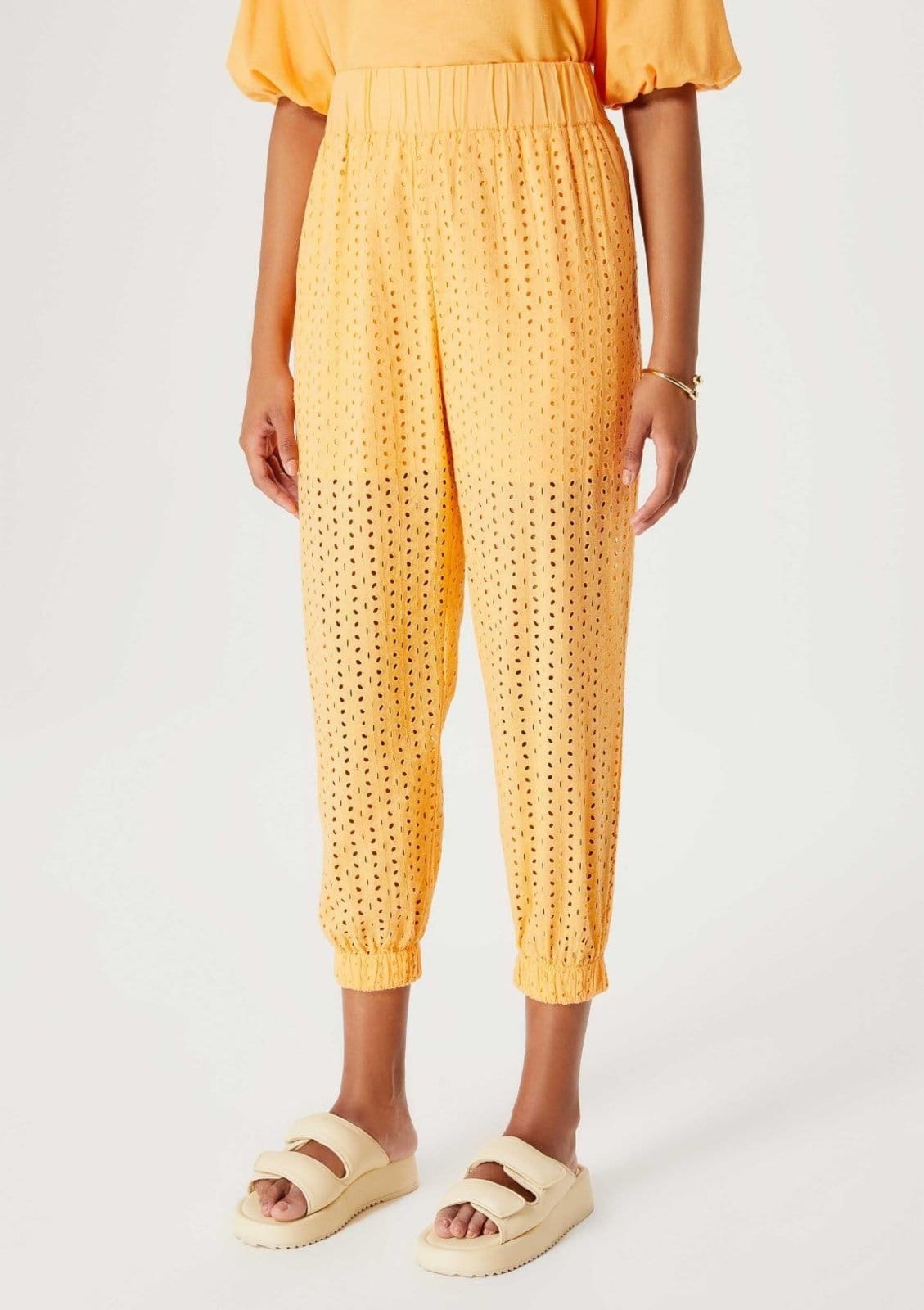 Vista 2 Calça Feminina Carrot Cintura Alta Em Laise Hering laranja