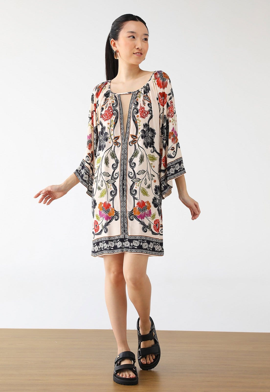 Vista 2 Vestido FARM Curto Flor de Fita Off-White FARM off-white white