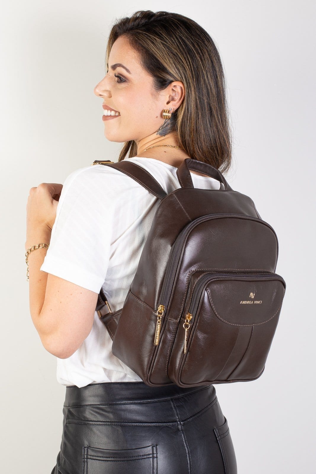 Vista 2 Mochila pequena feminina em couro italiano Angelina Andrea Vinci café