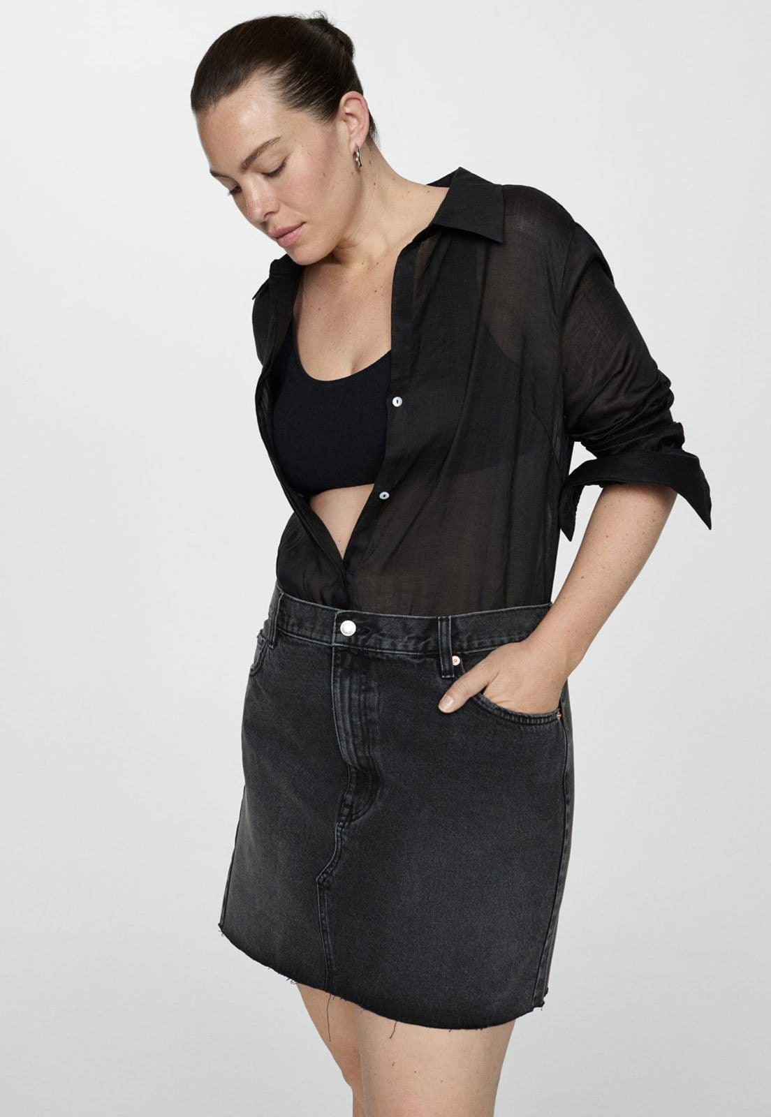 Vista 2 Saia Jeans Mango Curta Recortes Preta Mango preto