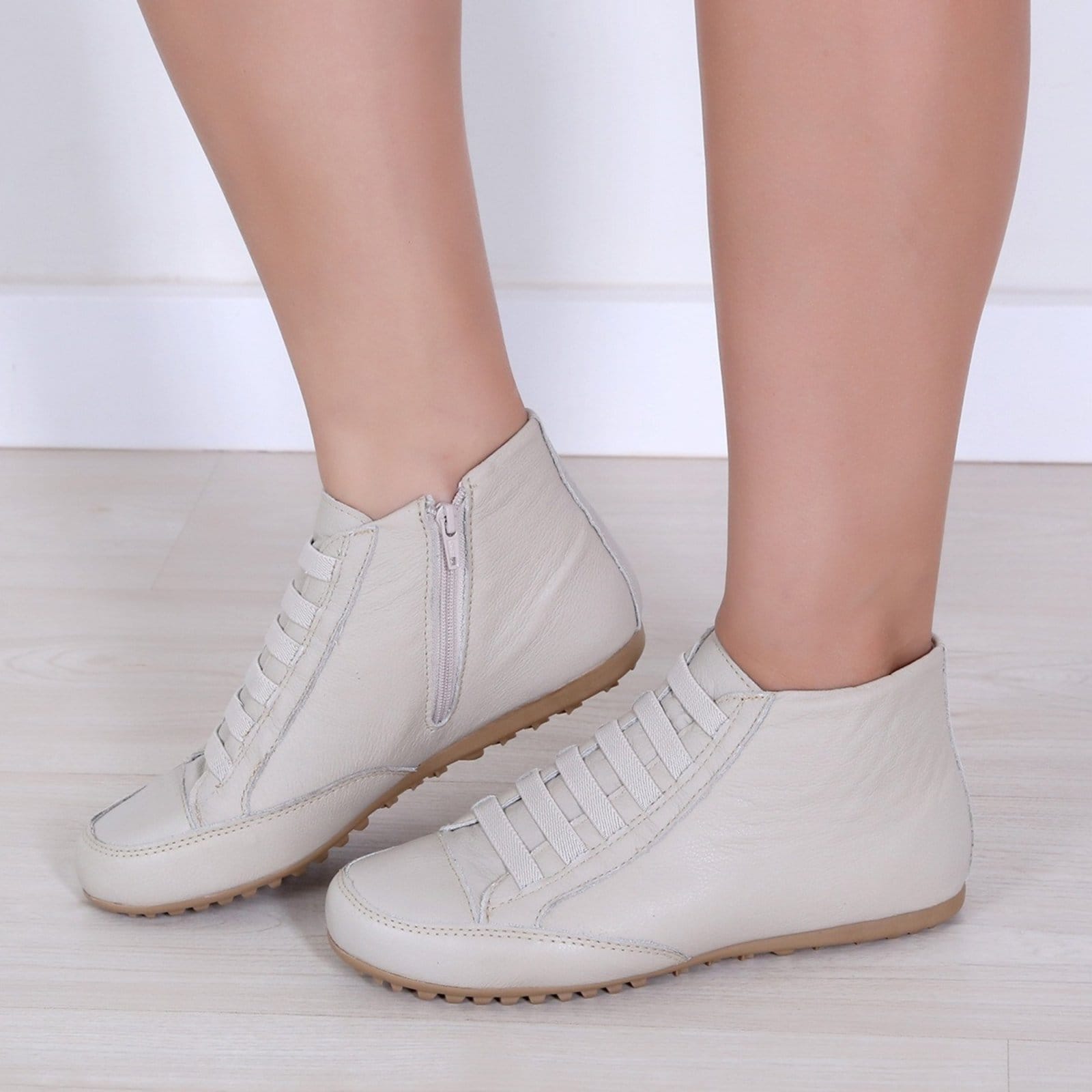 Bota Feminina Cano Curto Rasteira Off White