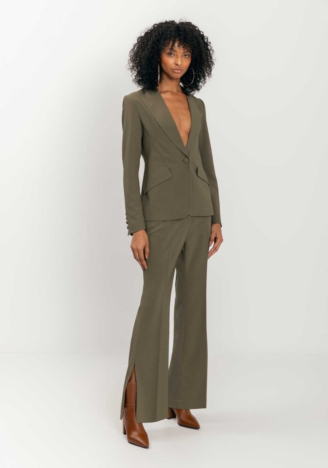 Calça Reta Com Cintura Média E Aberturas Na Barra