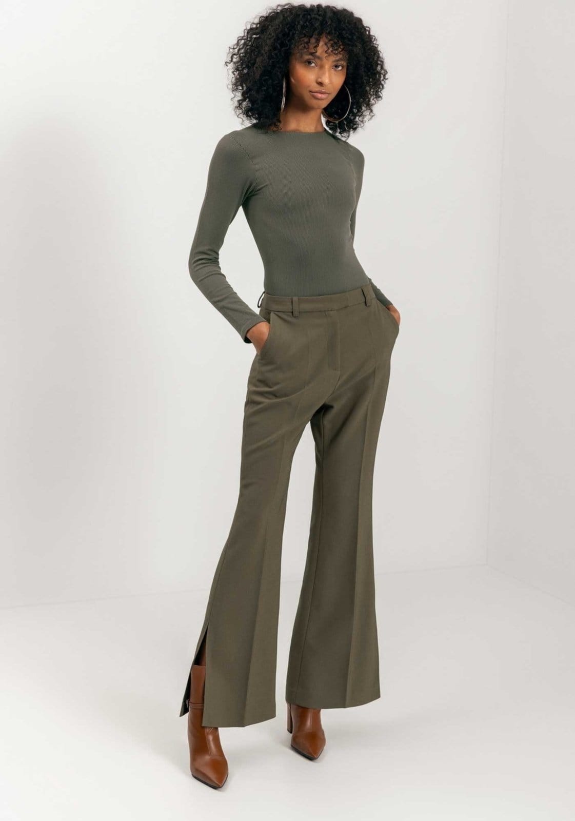 Vista 2 Calça Reta Com Cintura Média E Aberturas Na Barra Lez a Lez poás