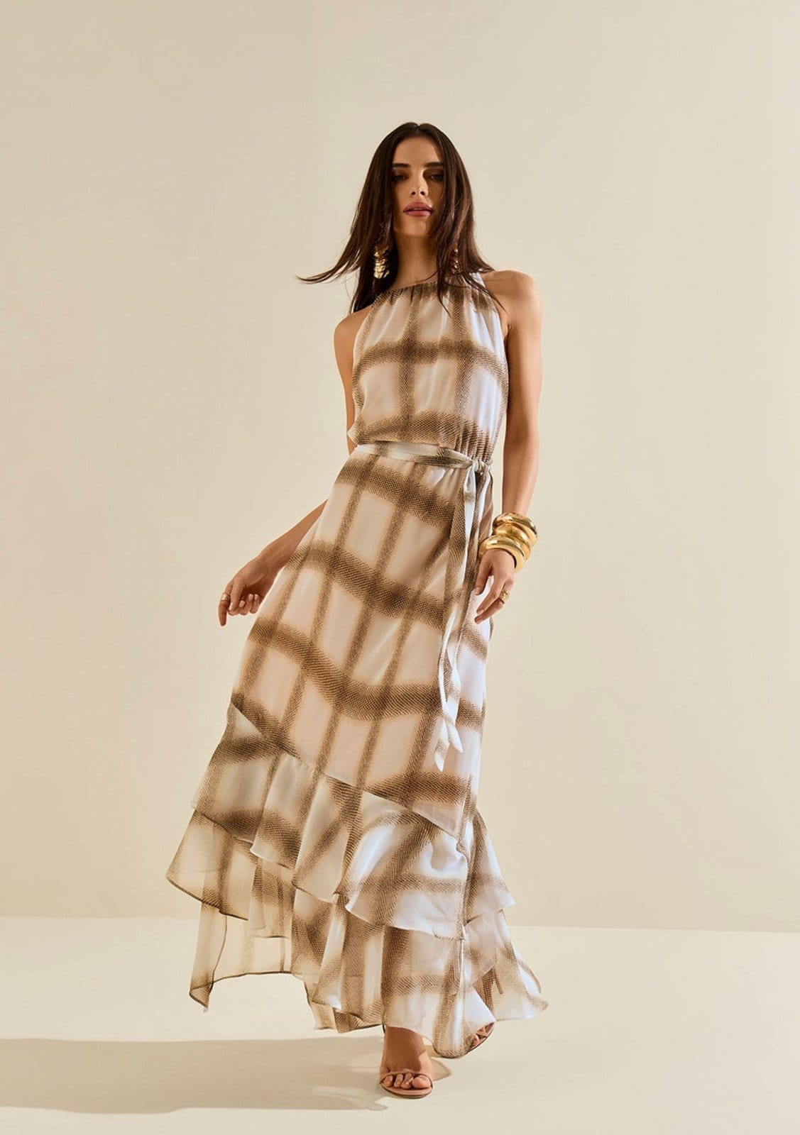 Vista principal Vestido Morena Rosa Solto Decote Reto Sem Alça Longo Bege Morena Rosa bege rosa