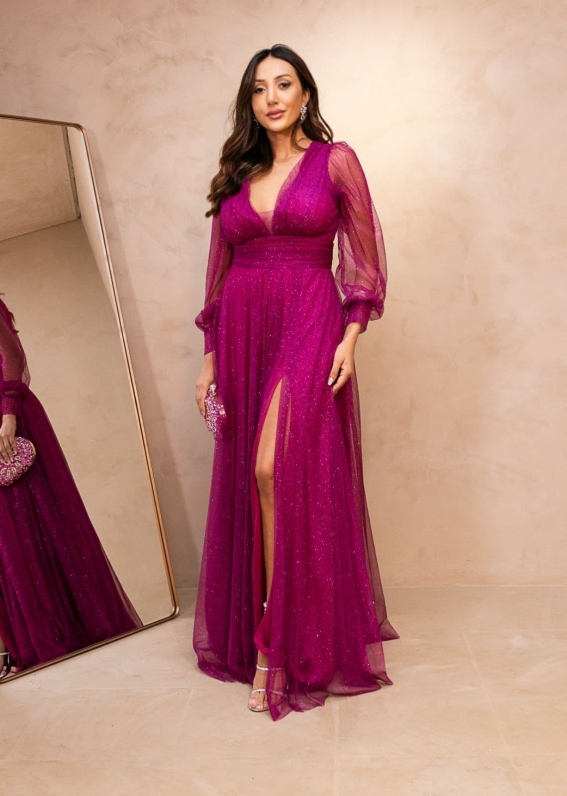 Vista 2 Vestido Longo de Festa Micro Tule com Brilho Mangas Longas com Transparência Vivy Fúcsia Cia do Vestido azul