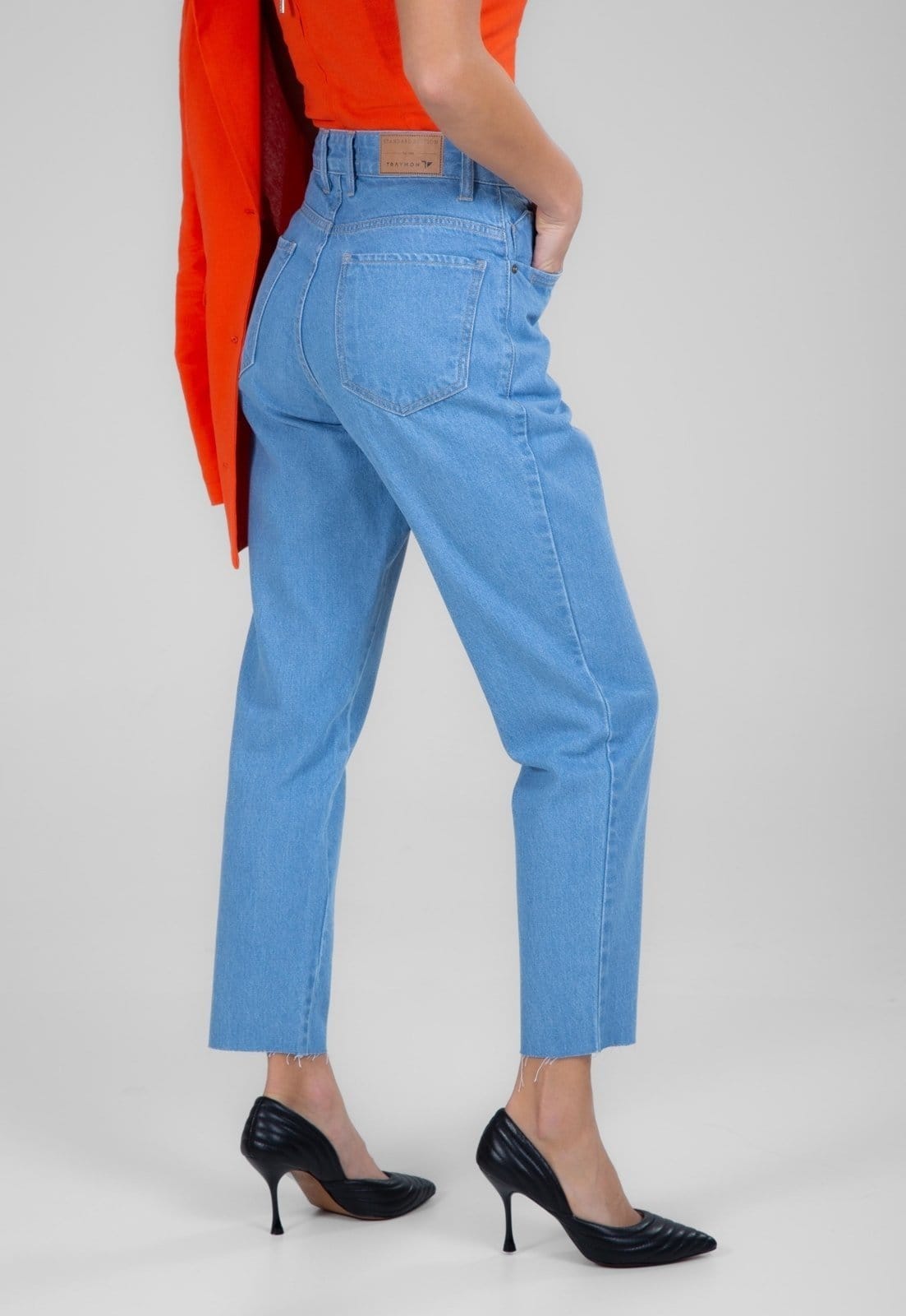 Vista 2 Calça Jeans Traymon Mom 5 Bolsos Claro Traymon azul