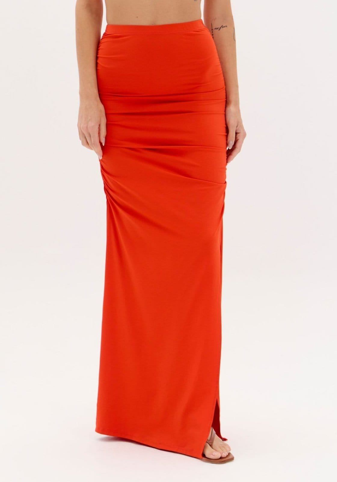 Vista 2 Saia Super Midi Fenda Lateral Lança Perfume vermelho