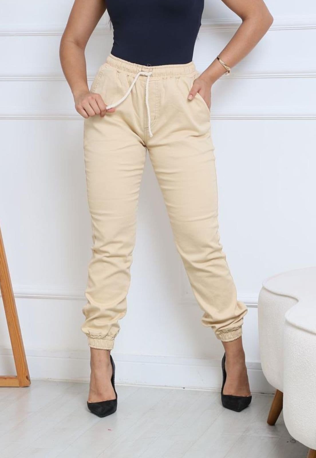 Vista 2 Calça Jogger Feminina Com Bolsos e Elástico Cor Moda Fashion Tendência ED E A E JEANS bege