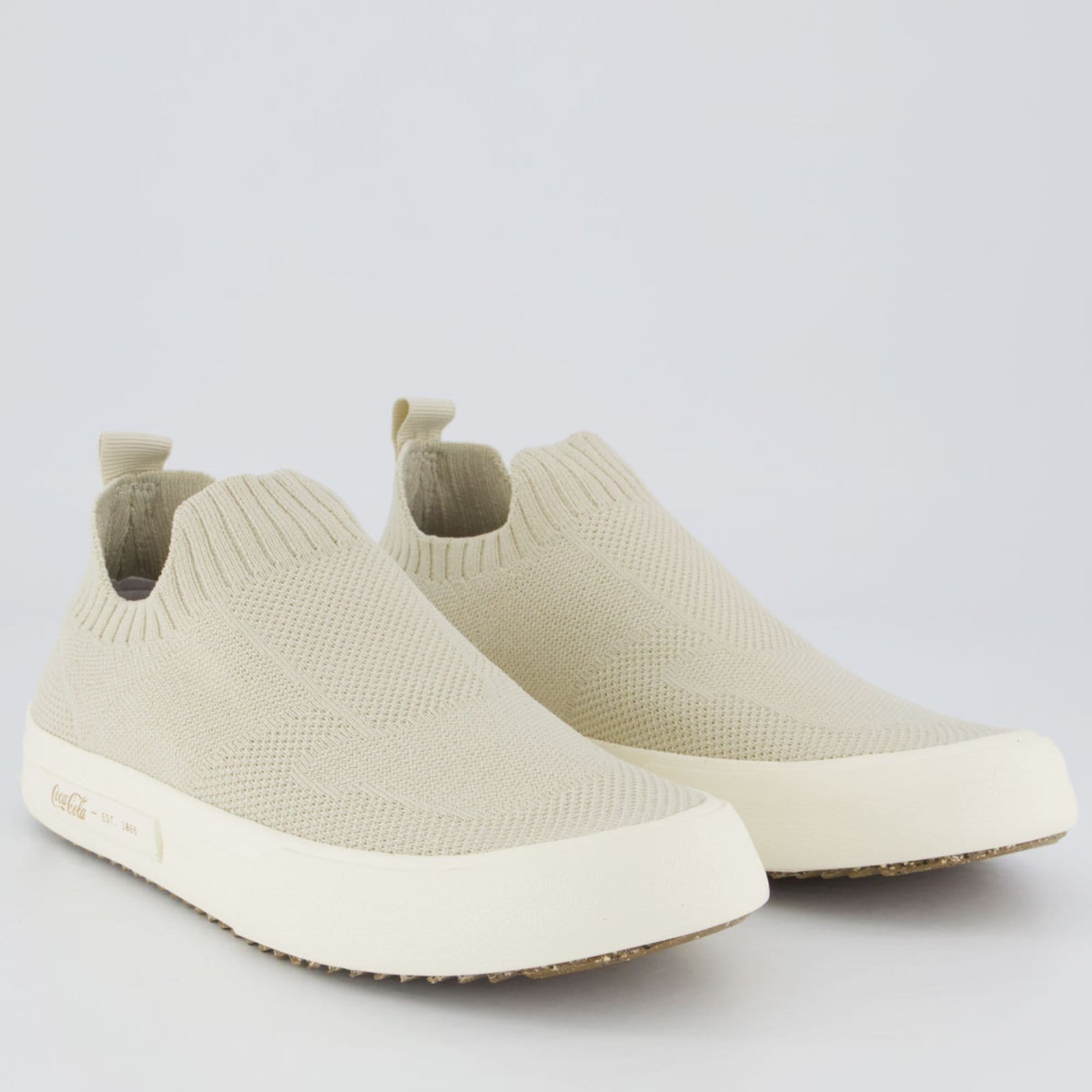 Vista 2 Tênis Coca Cola Stamp Capri Feminino Off White Coca-Cola branco white