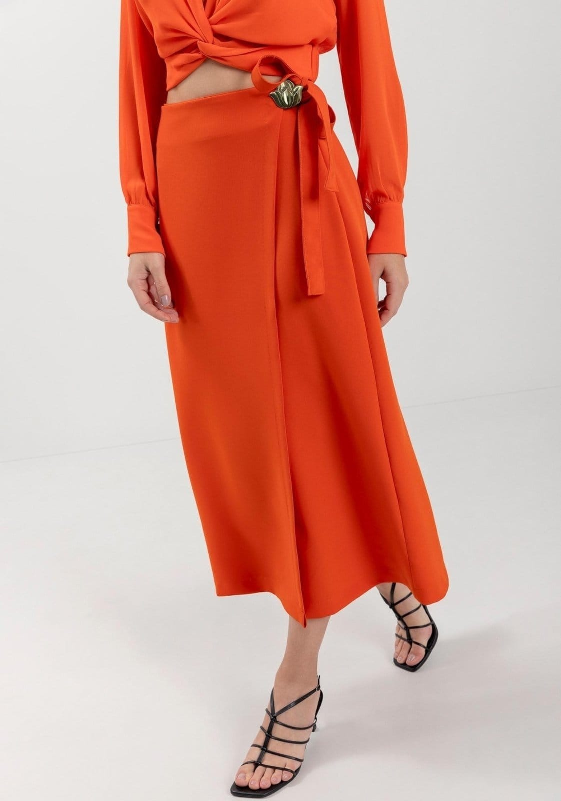 Vista 2 Saia Lez a Lez Midi Chá Com Amarração E Aplique Metalizado Lez a Lez laranja