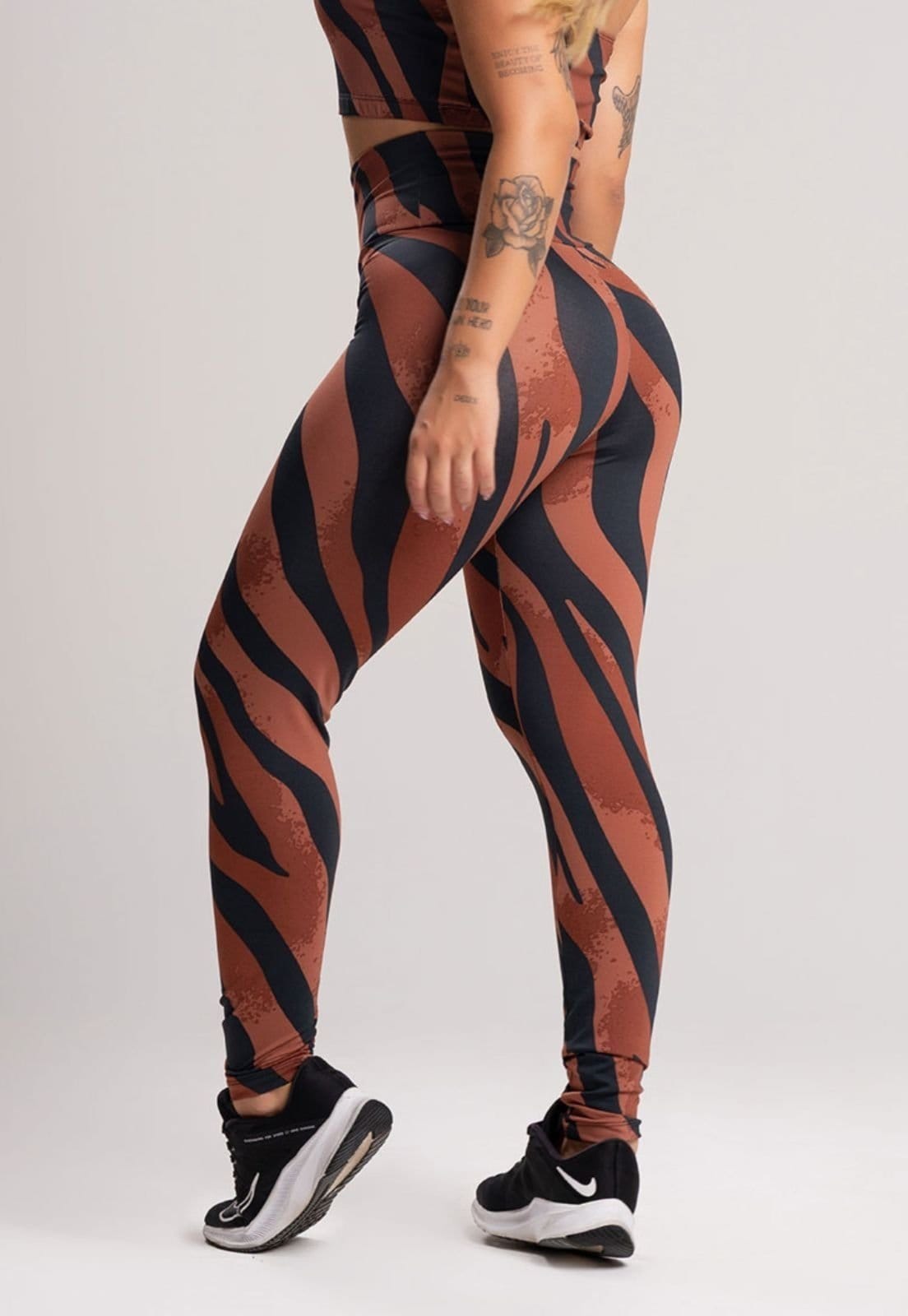 Vista 2 Calça Legging MVB Modas Cintura Alta Safari Mvb Modas estampado/marrom/multicolorido/preto
