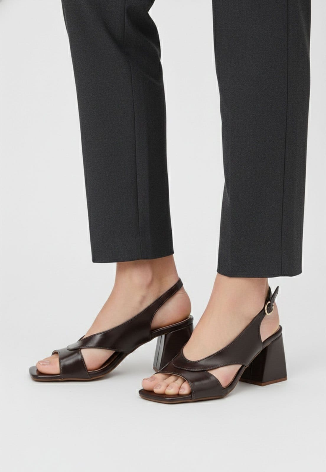 Vista 2 Sandália Salto Geométrico Feminina Atalia Shoes Madrid Rocha Tiras Atravessadas Slingback Tendência 2026 Atalia Shoes café