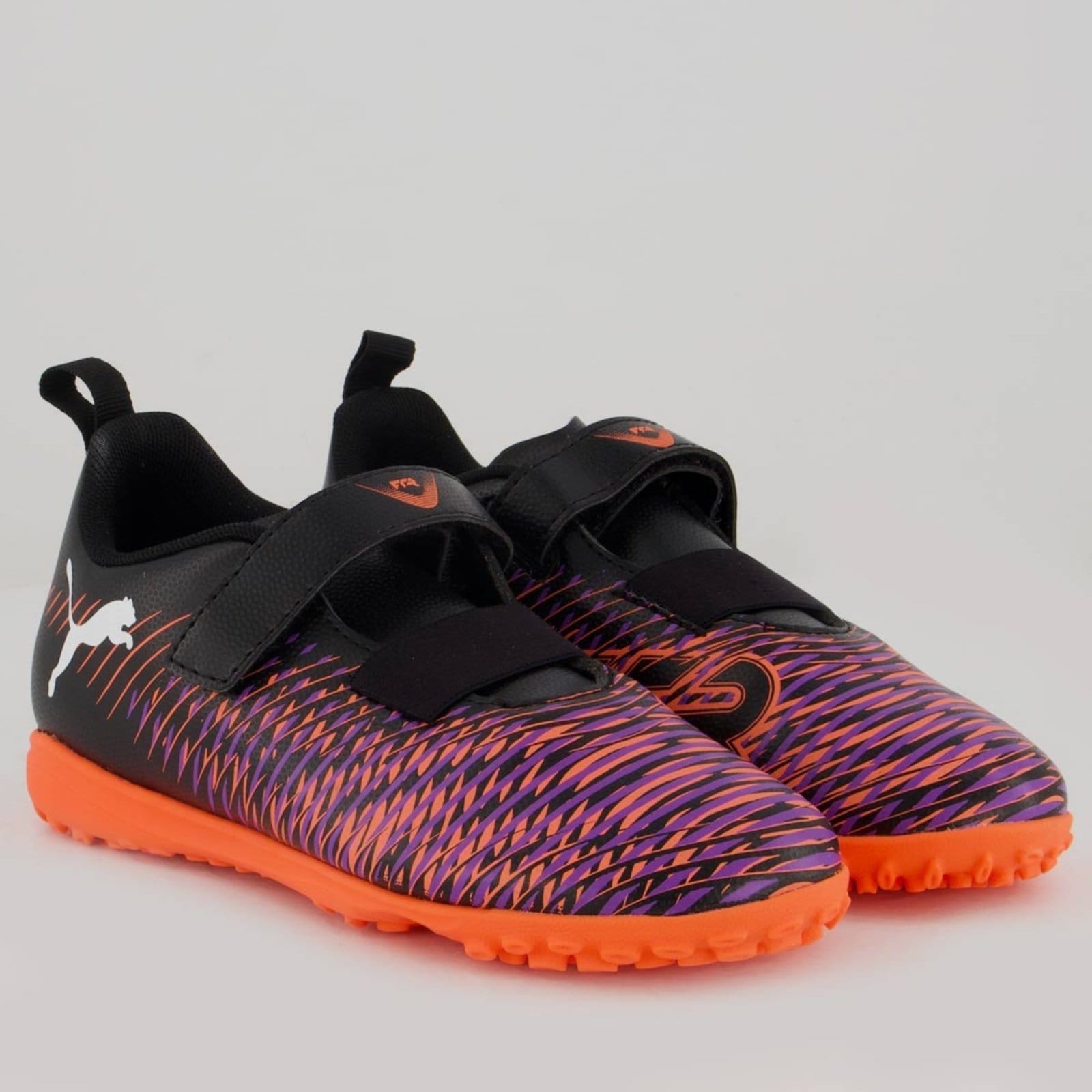 Vista 2 Chuteira Puma Future 8 Play TT V Society Preta e Vermelha Puma preto