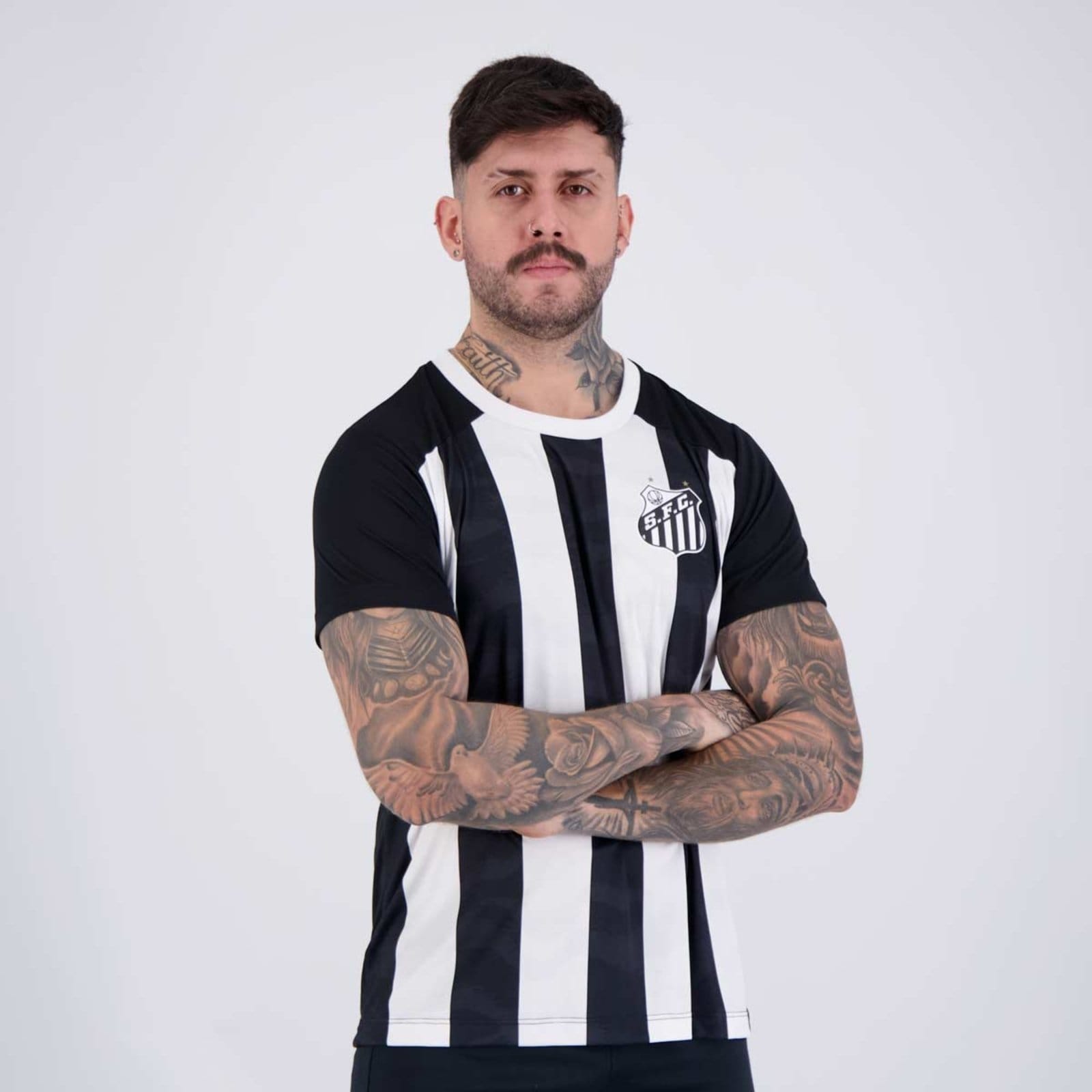 Vista 2 Camisa Santos Matriz Preta e Branca braziline preto