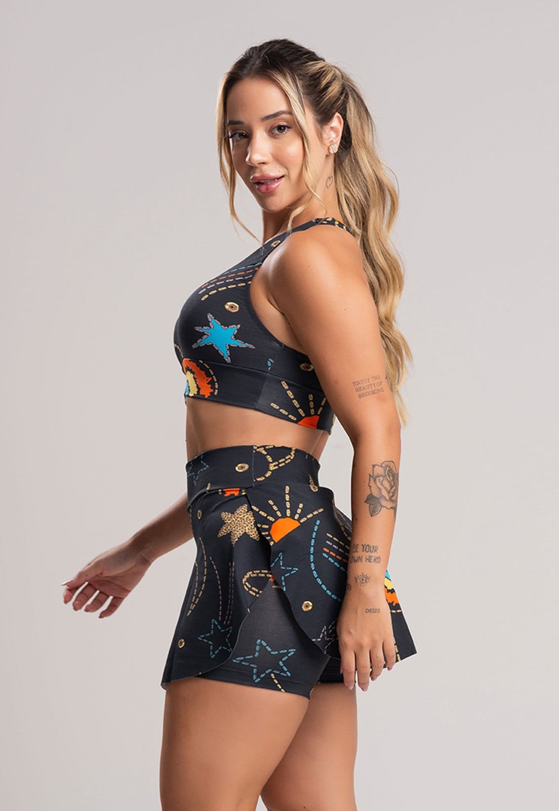 Vista 2 Short Saia MVB Modas Tapa Bumbum Fitness Suplex Cosmic Mvb Modas estampado/multicolorido/preto