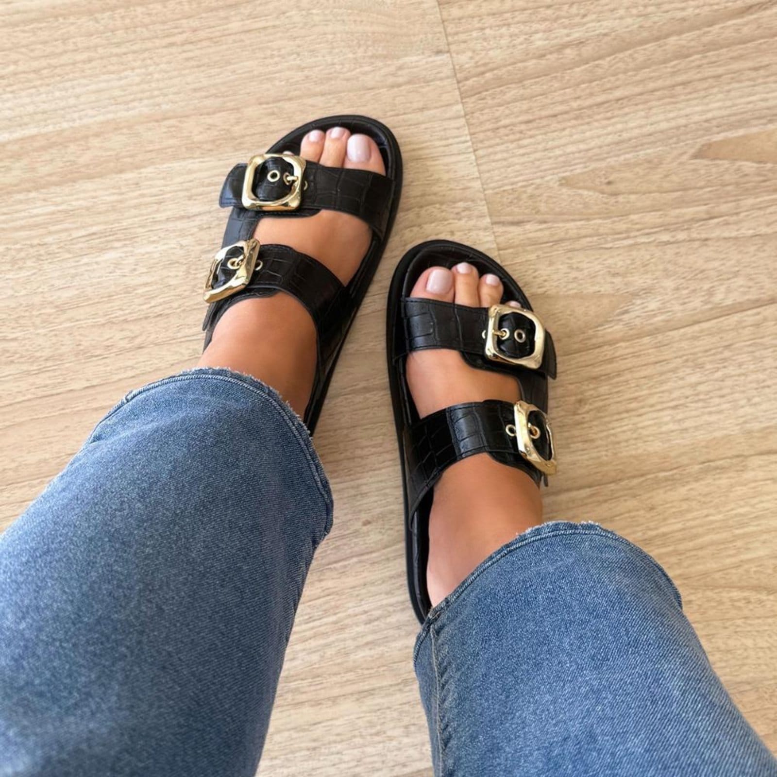 Vista 2 Laila - Papete Flat Croco com Fivelas Douradas Damannu Shoes preto