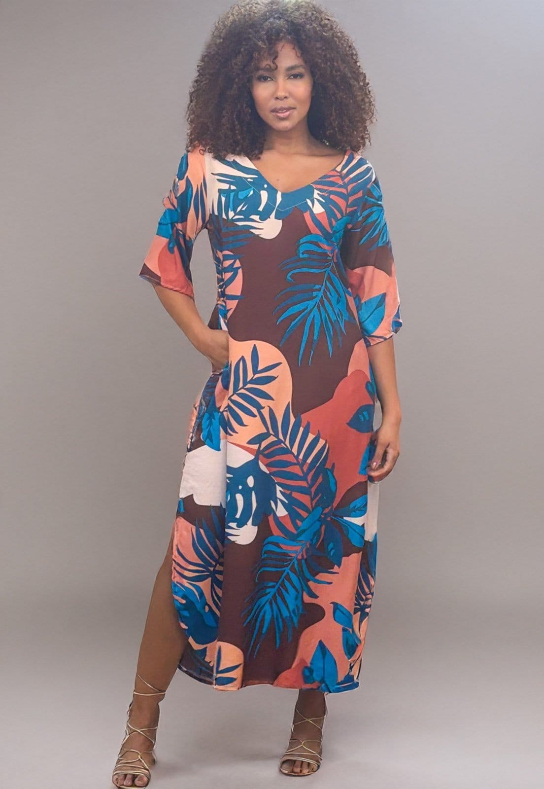 Vista 2 Vestido Cabanafree Midi Abapã Plano com Bolso Estampa Urban Jungle Cabanafree azul/estampado/rosa