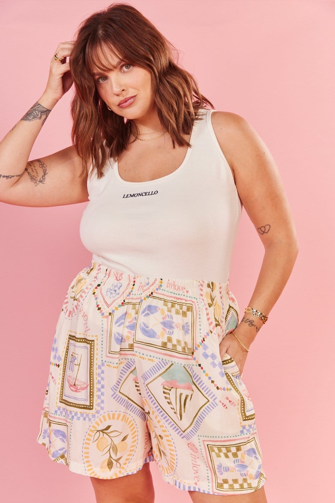 Shorts In Love Sun Estampado Geometrico Fundo Off White