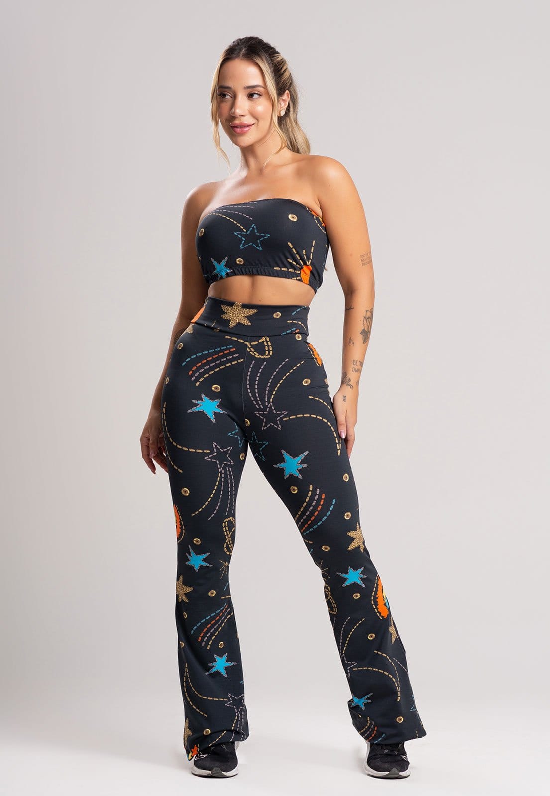 Vista 2 Conjunto MVB Modas Calça Flare Pantalona E Top Faixa Suplex Cosmic Mvb Modas amarelo/estampado/laranja/multicolorido/preto