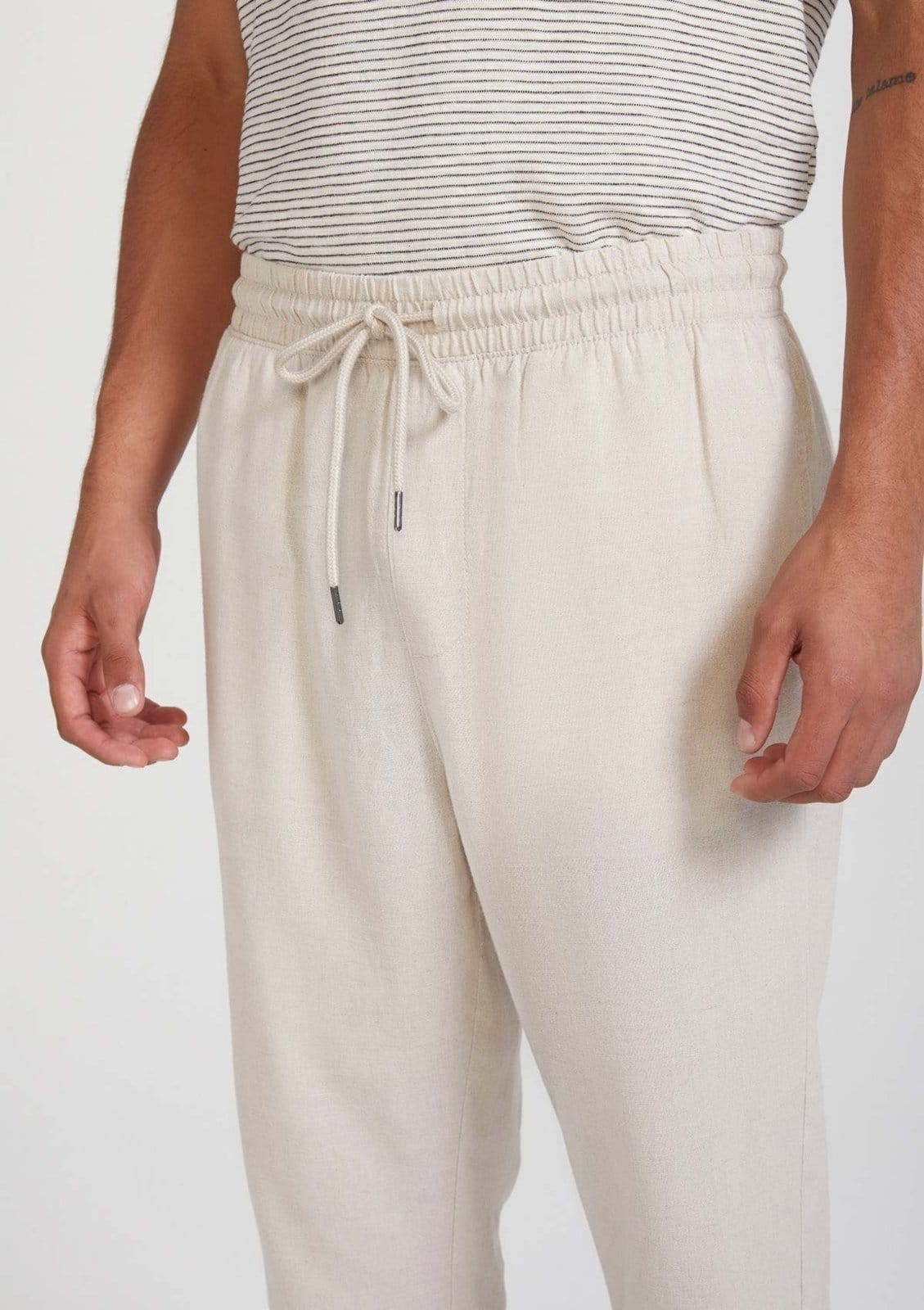 Vista 2 Calça Masculina Em Linho Com Cadarço Hering bege